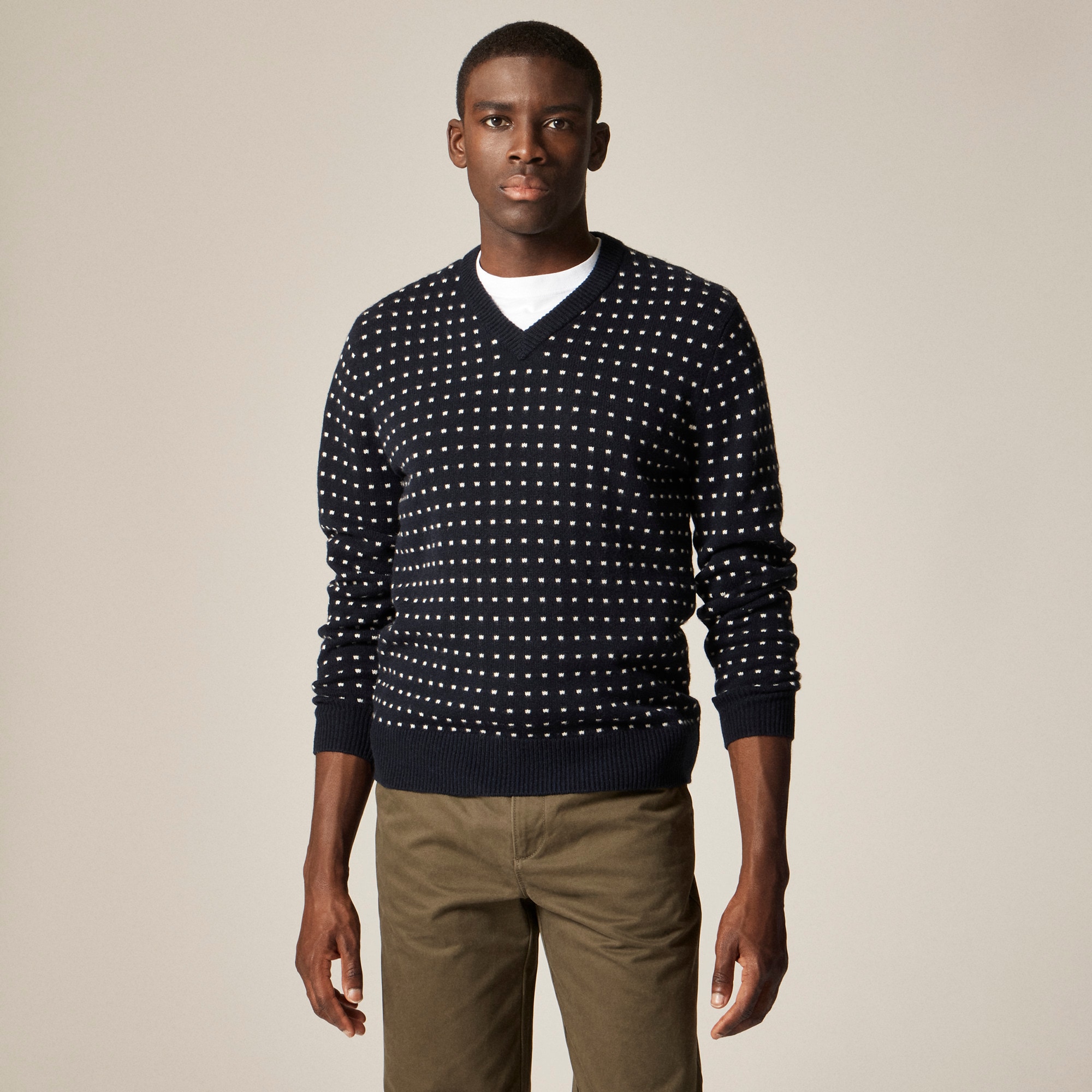 Relaxed midweight cashmere V-neck sweater in jacquard dot