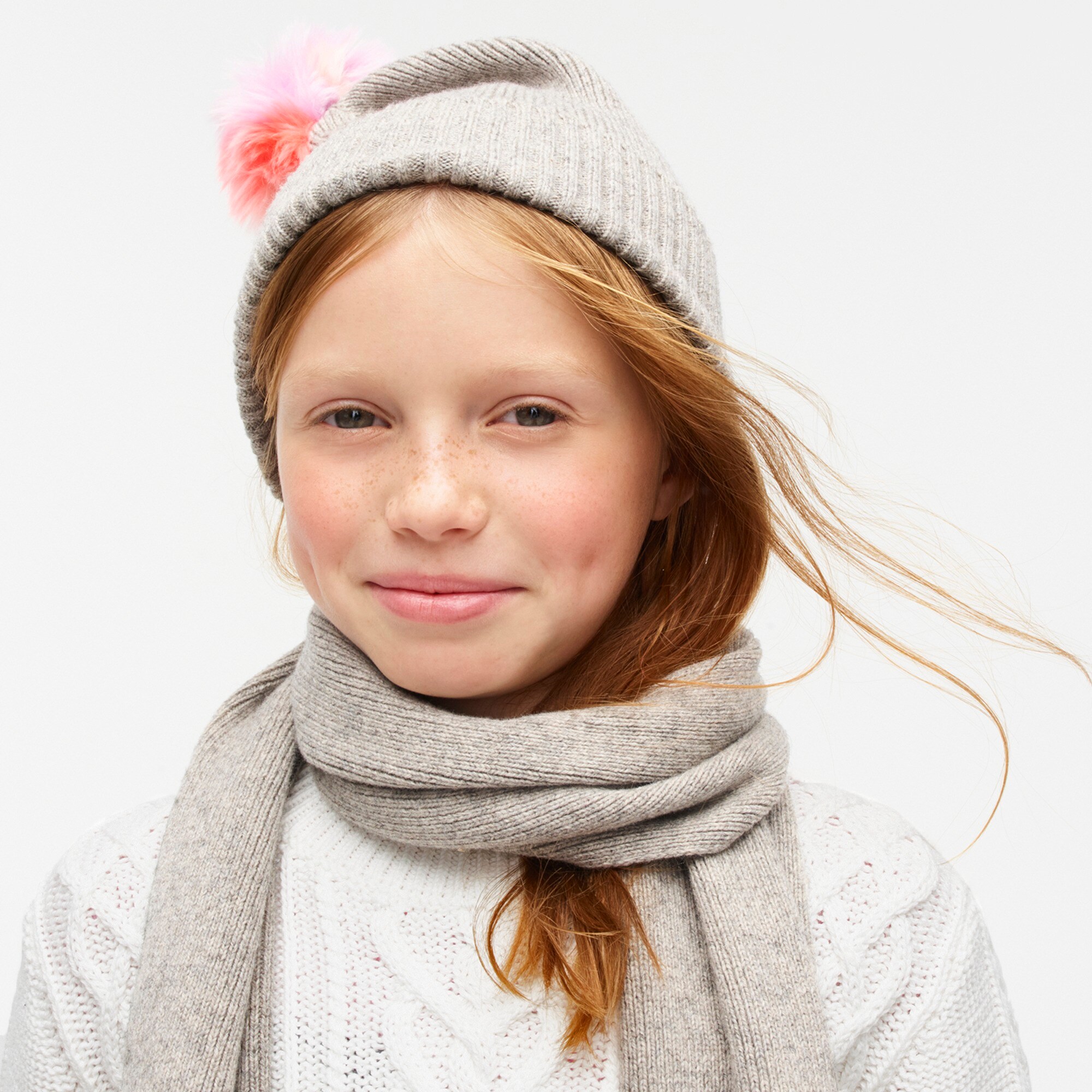 Girls' beanie with faux-fur pom-pom