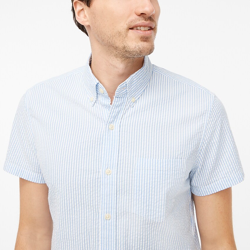factory: slim short-sleeve seersucker shirt for men, right side, view zoomed