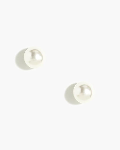  Pearl stud earrings