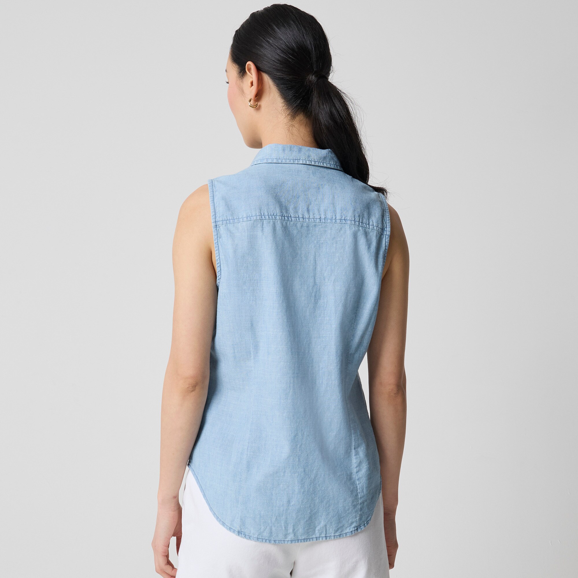 Chambray button-up shirt in signature fit