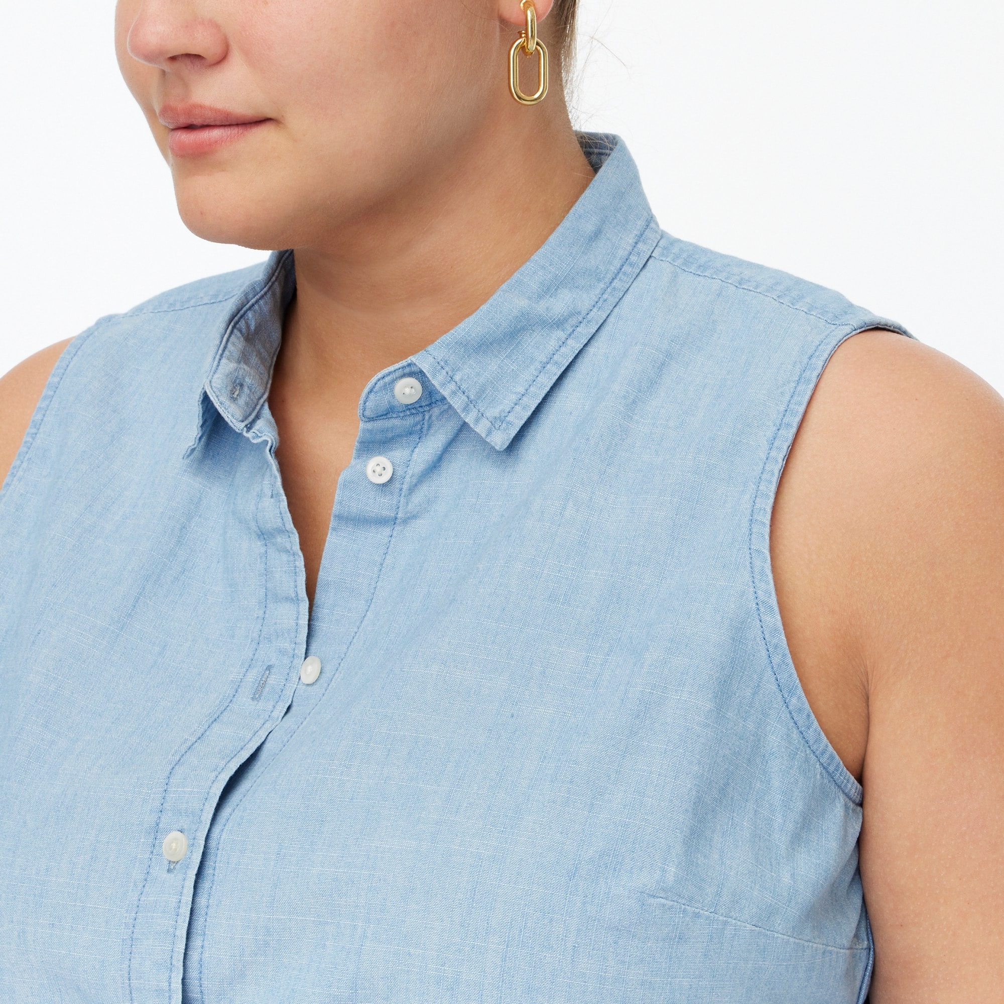 Chambray button-up shirt in signature fit