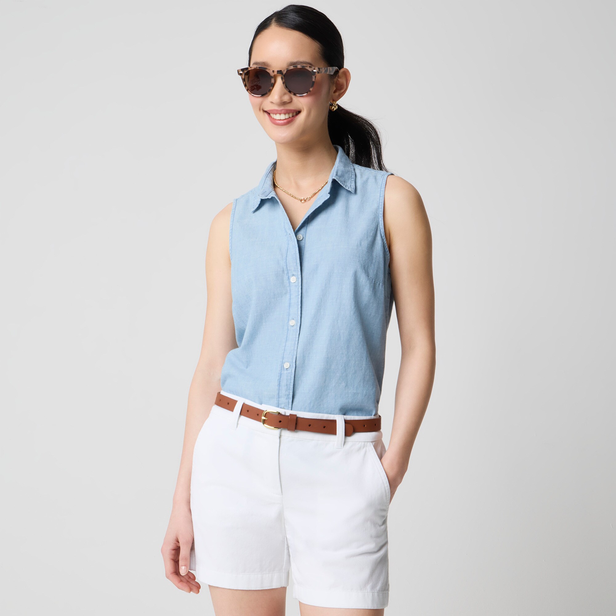 チャップアップ Sleeveless Chambray Button-up Shirt In Signature Fit For Women