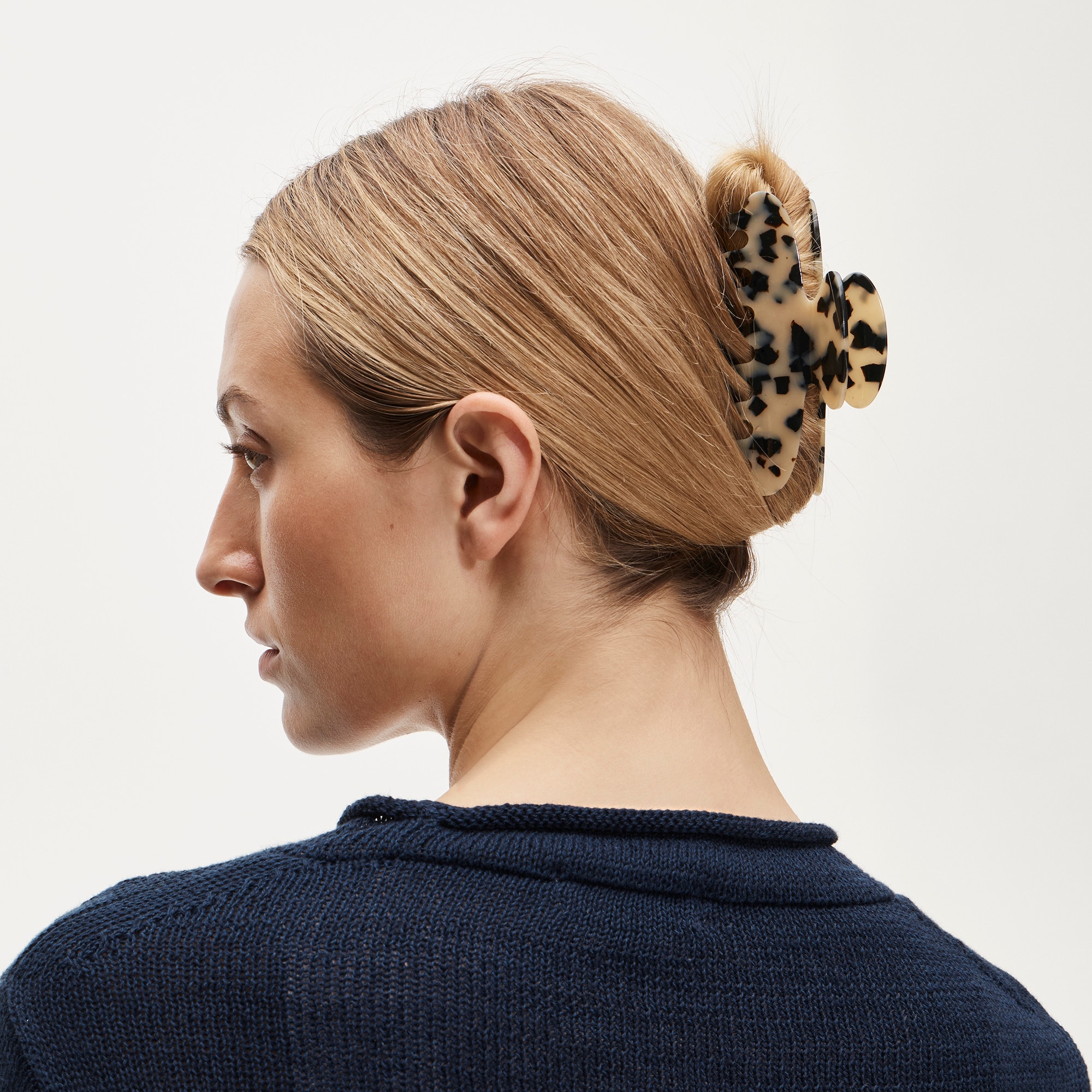 Large claw hair clip in tortoise