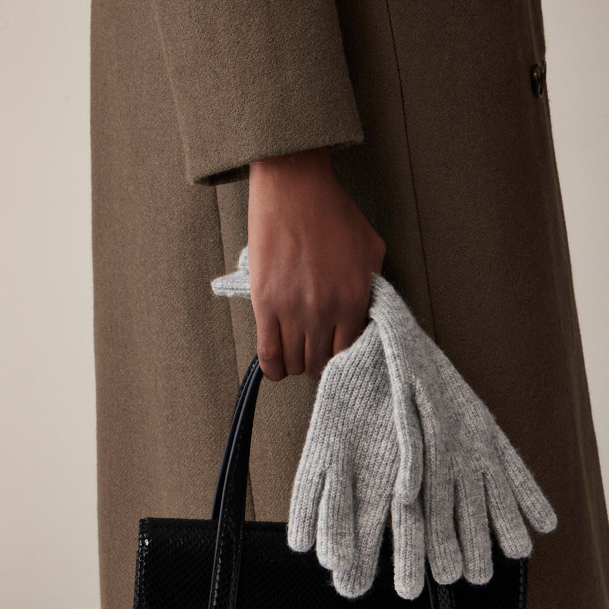 Ribbed tech-touch gloves in Supersoft yarn