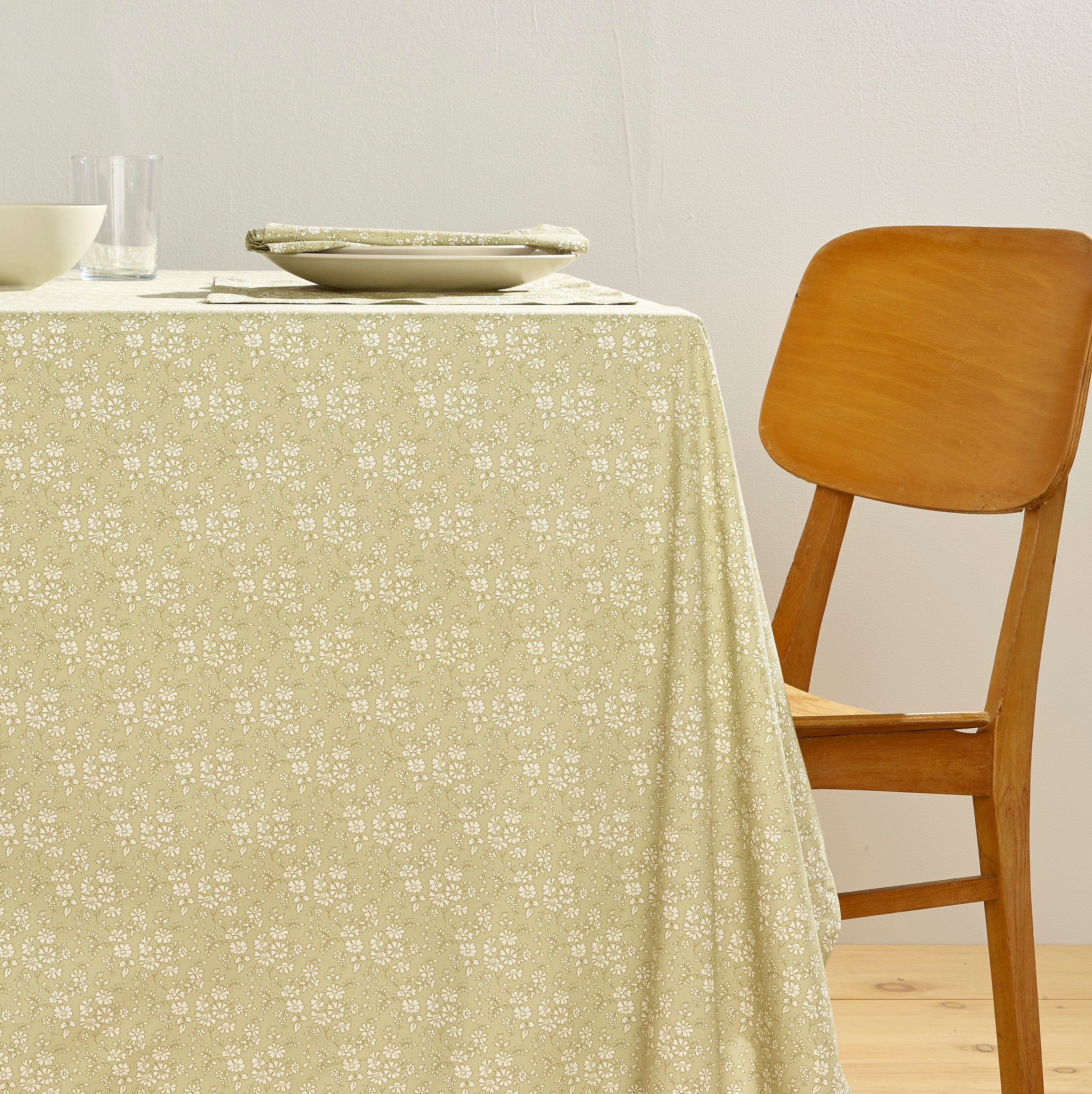  Limited-edition tablecloth in Liberty® fabric