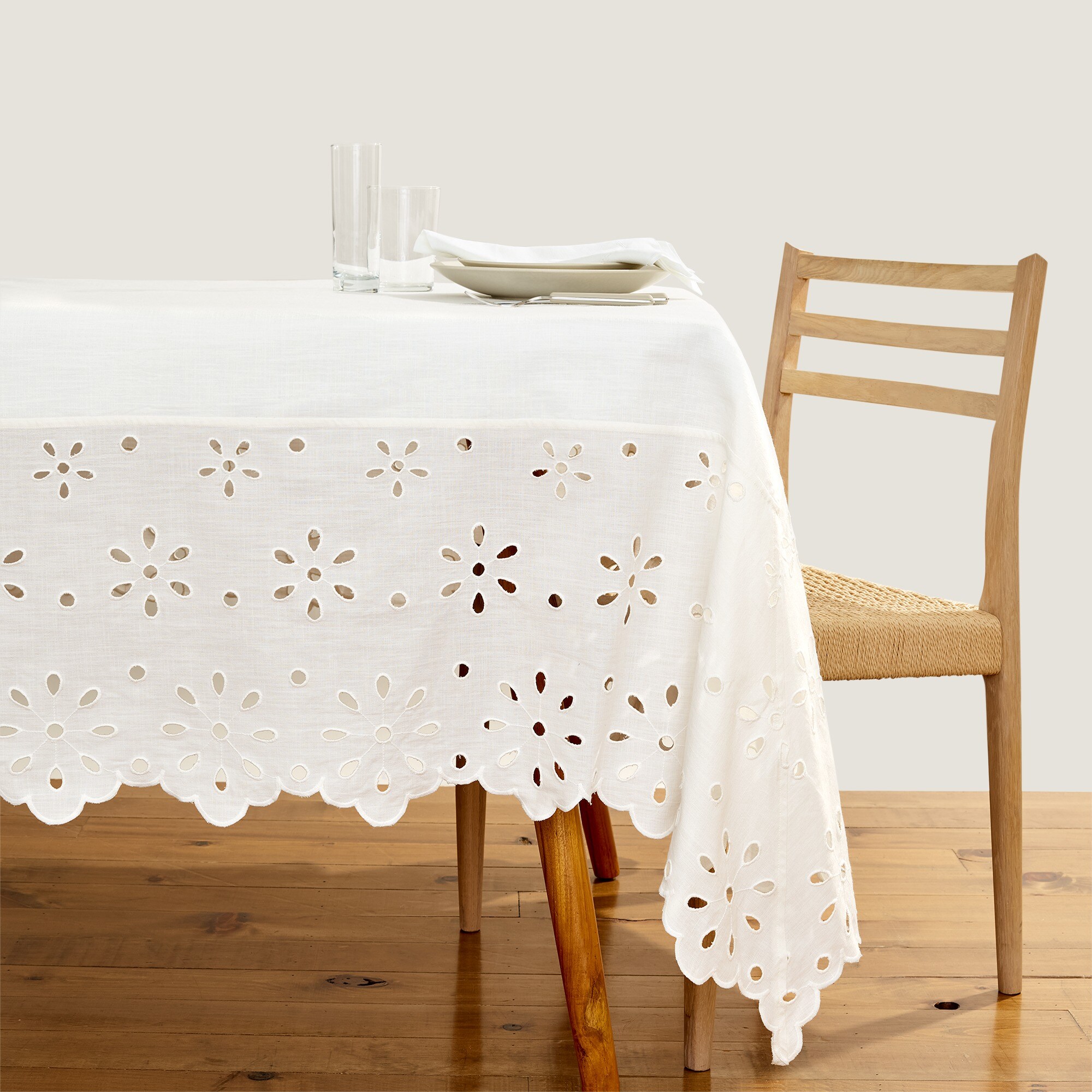 Tablecloth in eyelet