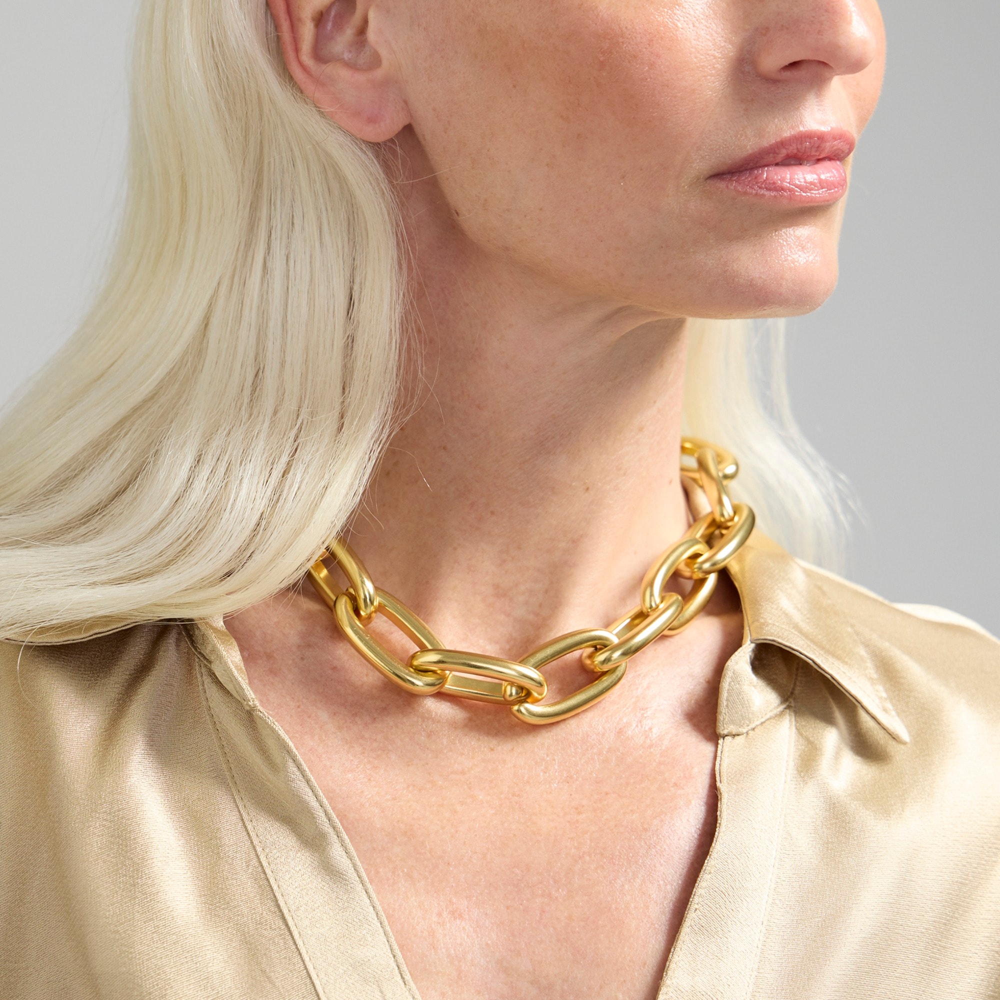 womens Metallic chainlink necklace