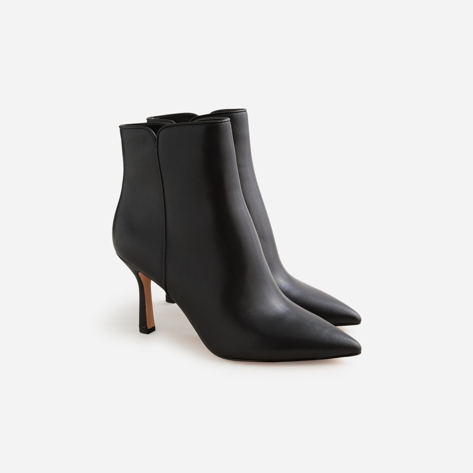  Pointed-toe ankle boots in leather