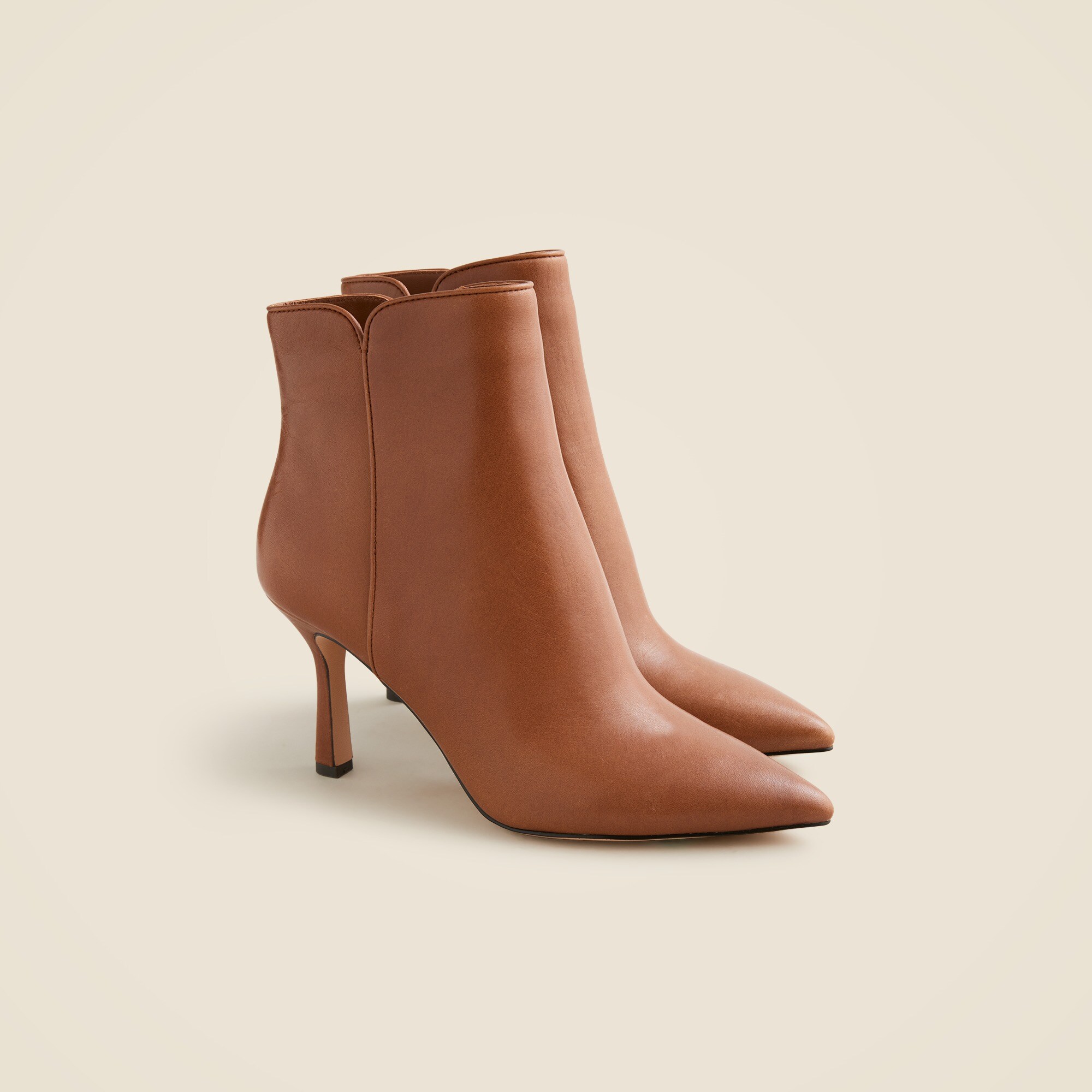  Pointed-toe ankle boots in leather