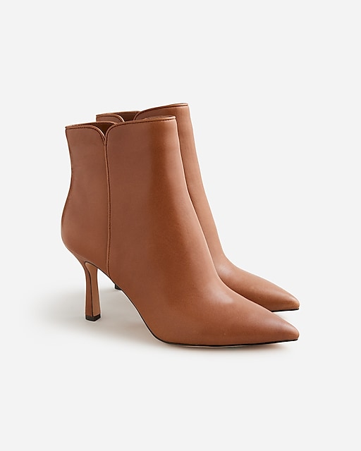  Pointed-toe ankle boots in leather