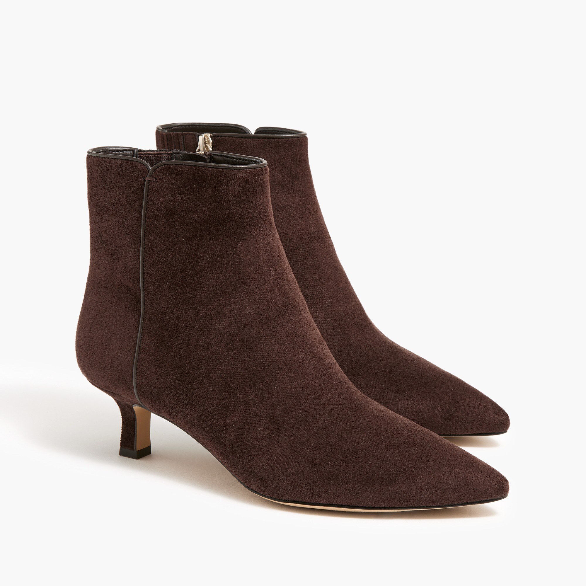 Pointy-toe boots