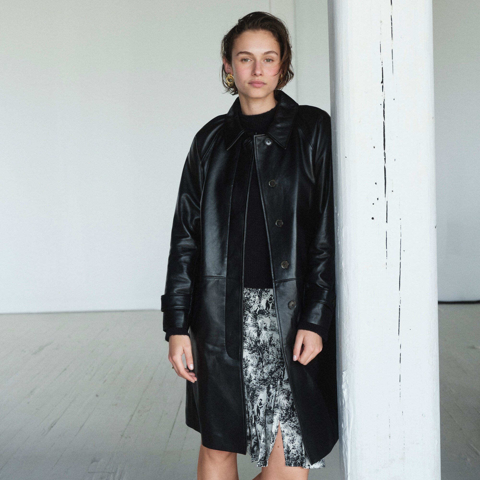 Collection trench coat in leather - image 5