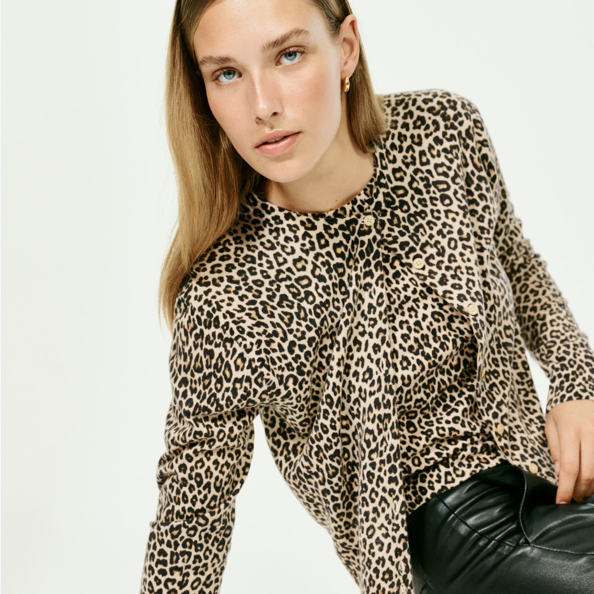 Featherweight cashmere shrunken cardigan in leopard print