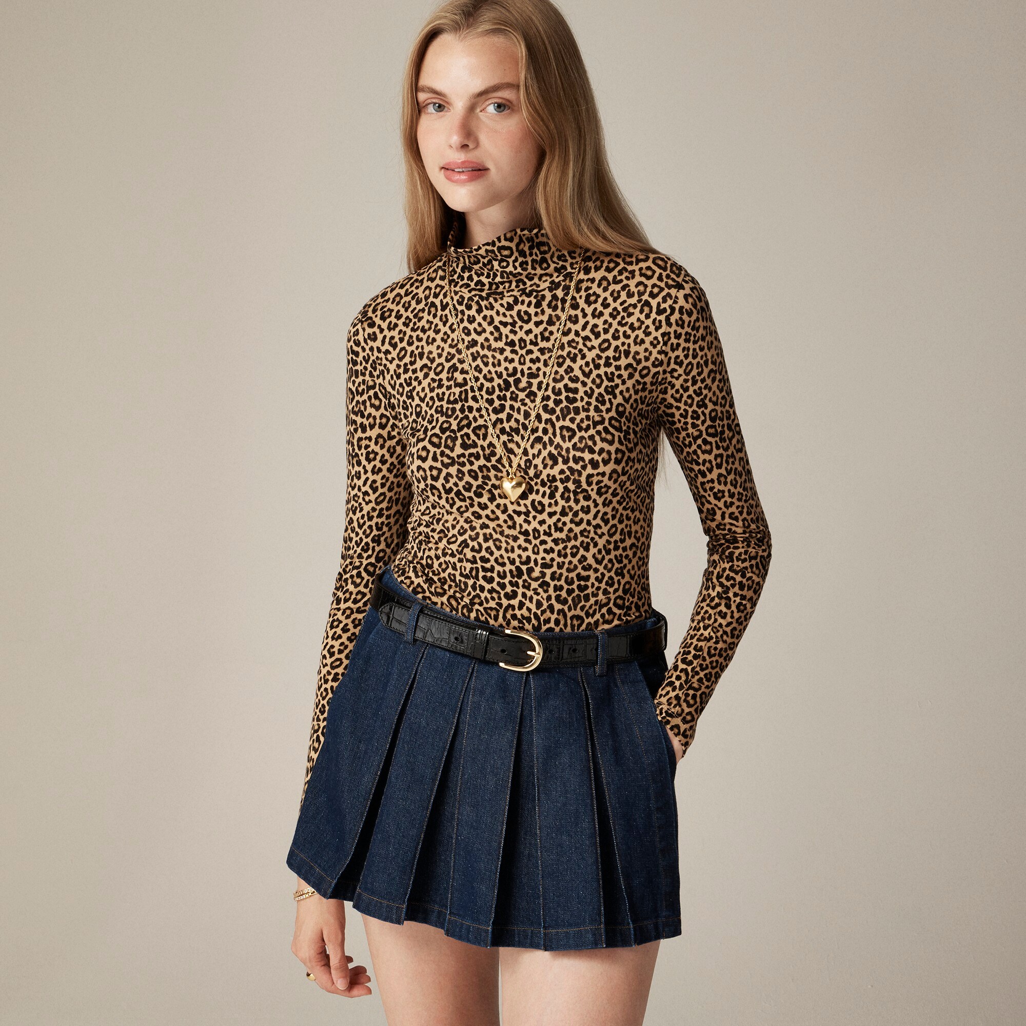 Tissue crepe turtleneck in leopard print