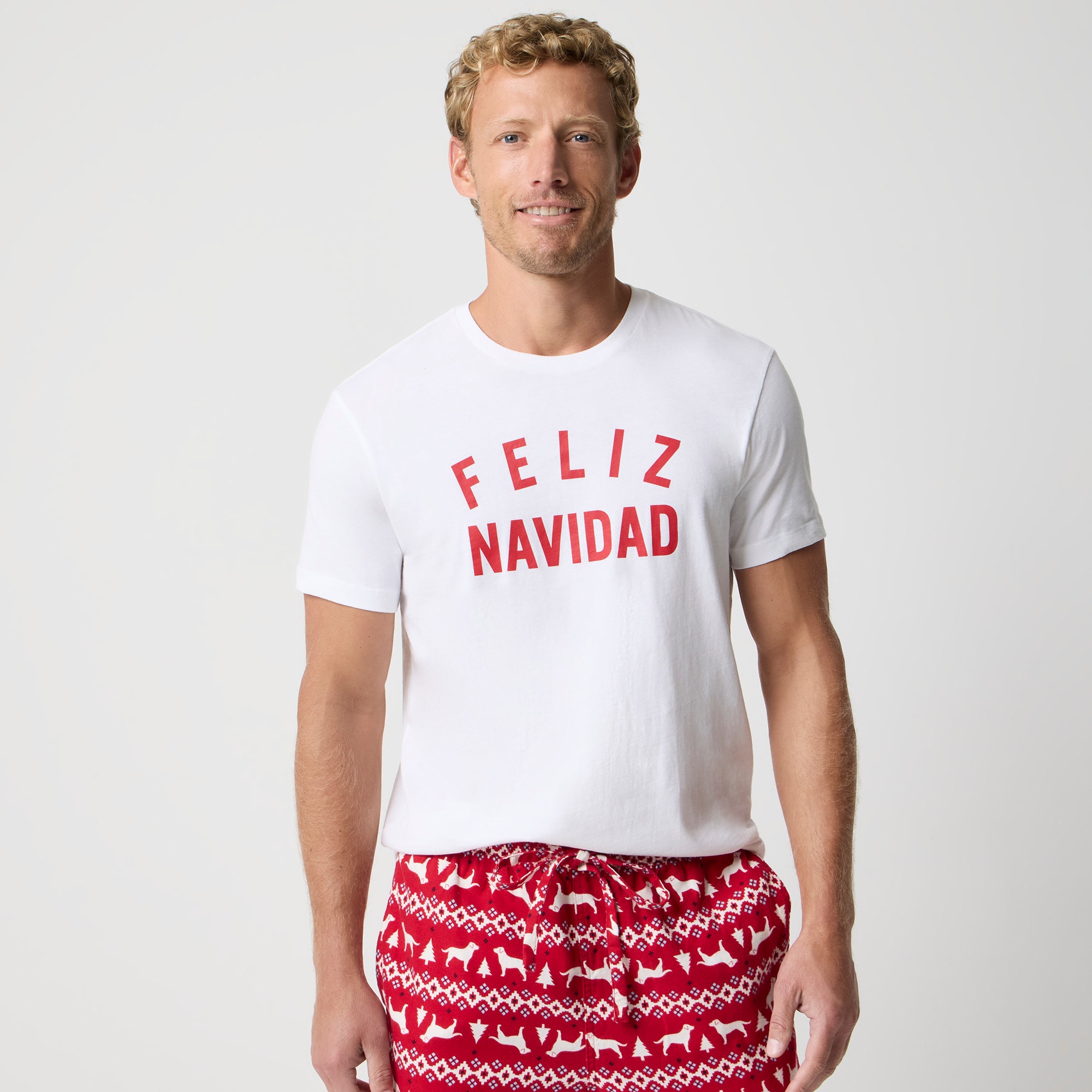  &quot;Feliz Navidad&quot; graphic tee