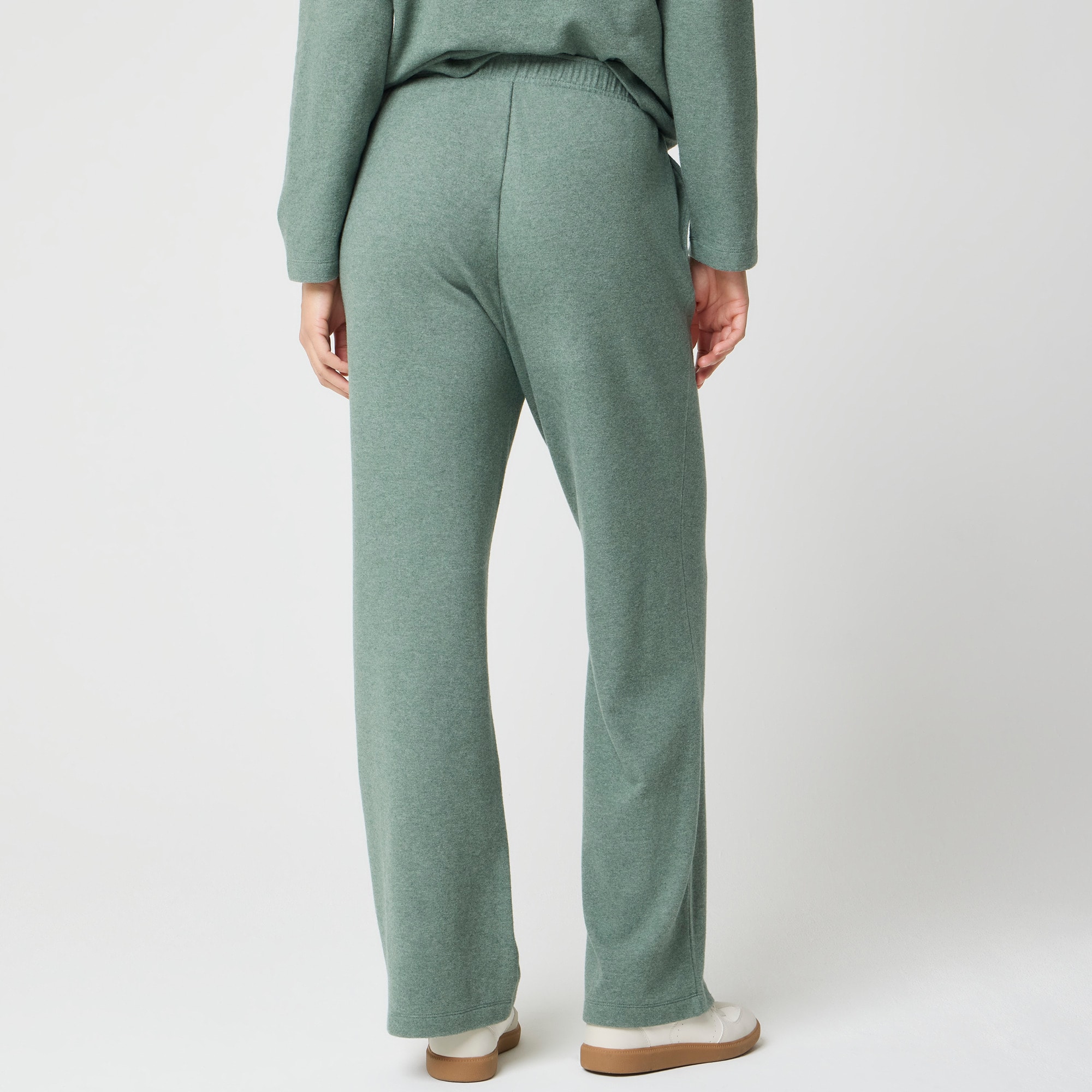 Straight-leg sweatpant cloudspun yarn