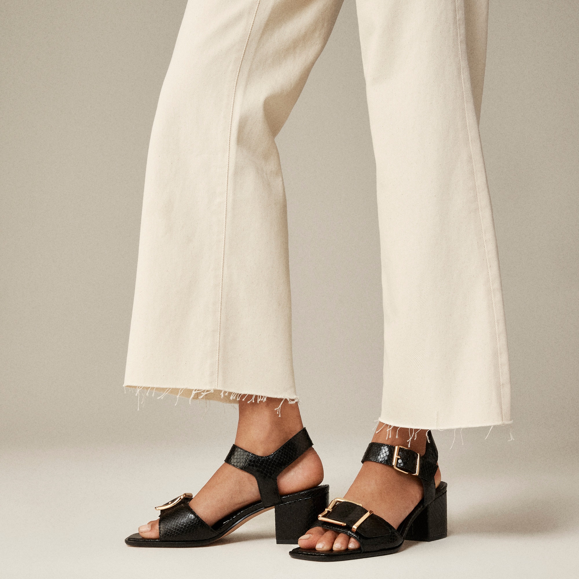 Mid-rise relaxed kickout jean