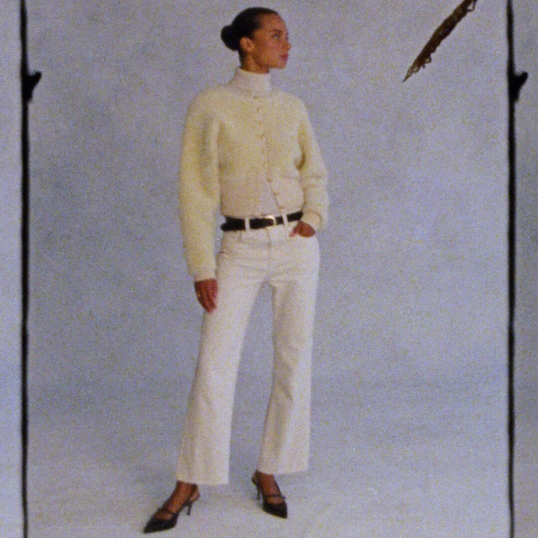 Mid-rise relaxed kickout jean