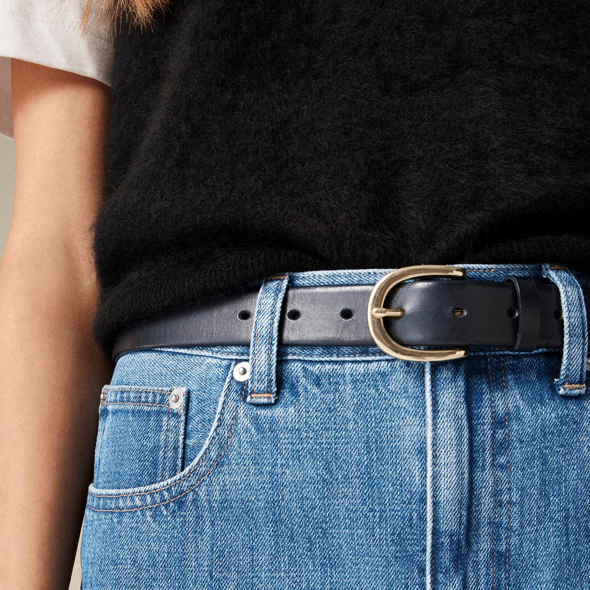 Mid-rise relaxed kickout jean