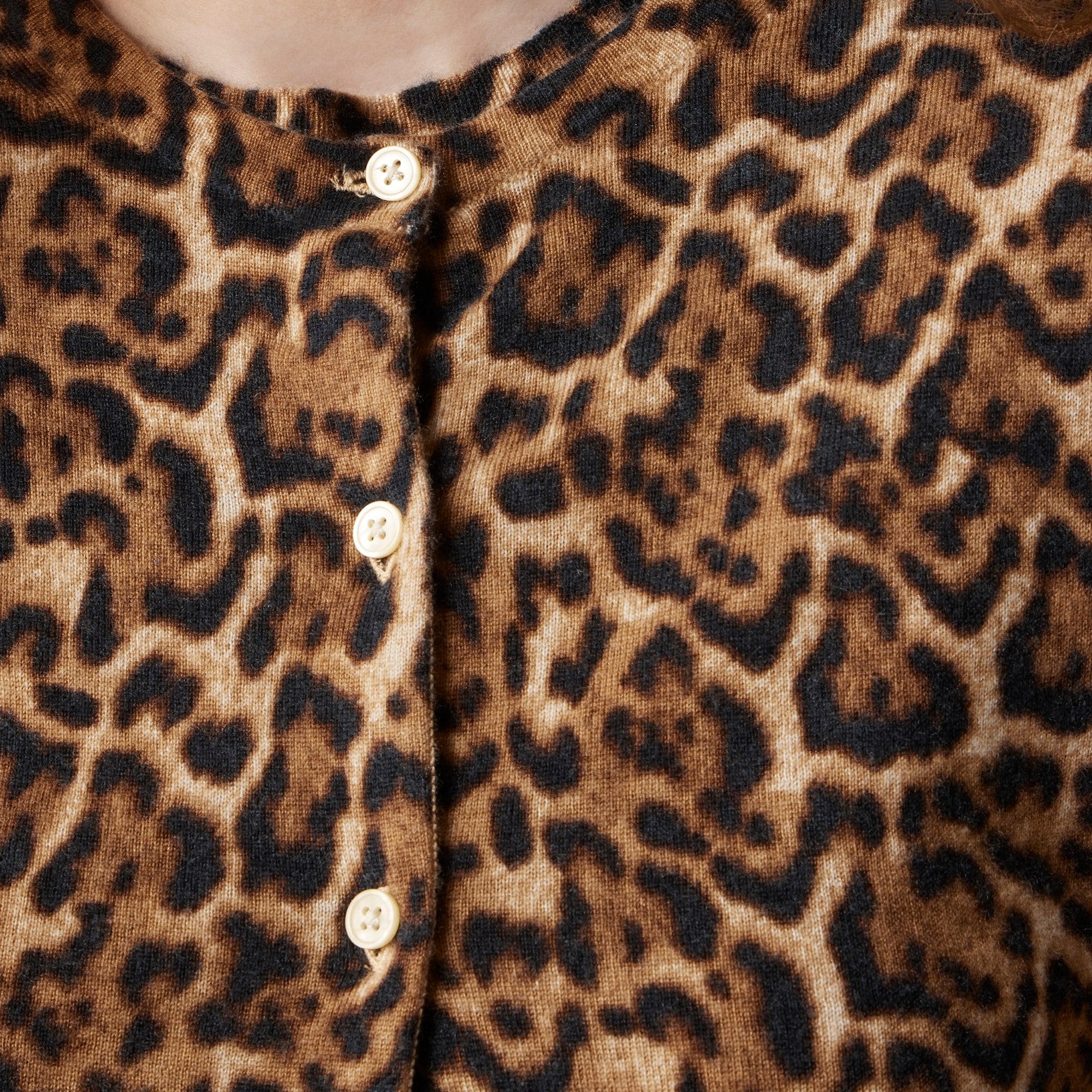 Featherweight cashmere cardigan in leopard print
