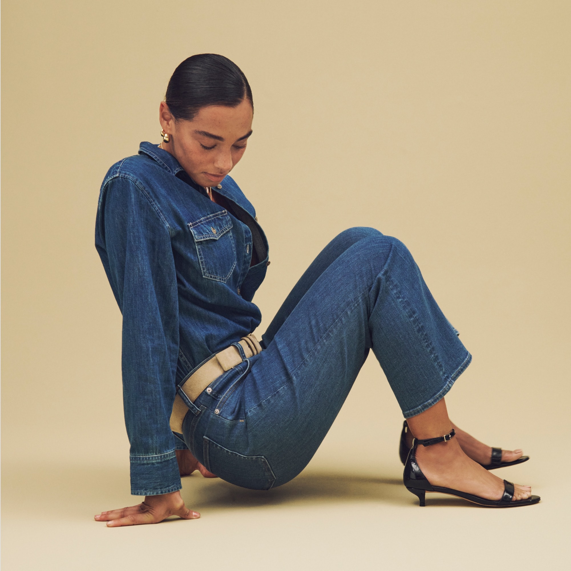 Mid-rise kickout jean