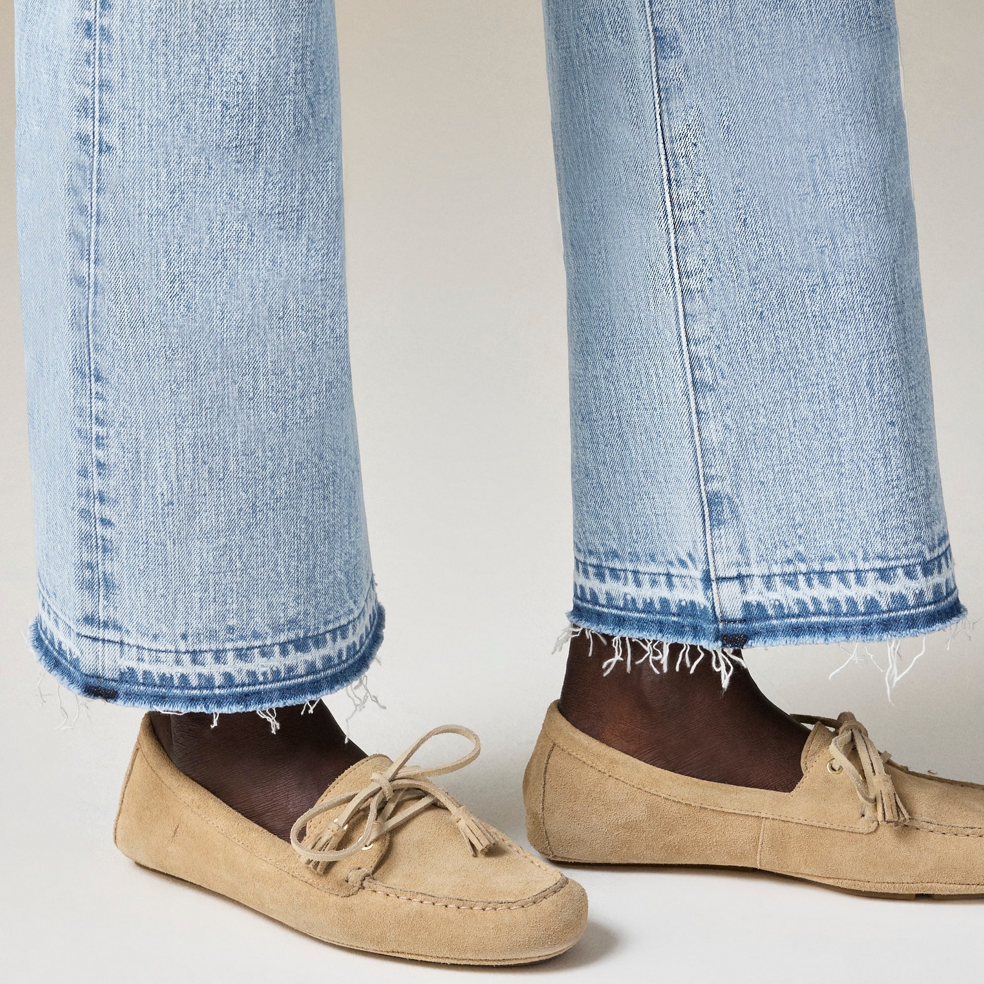 Mid-rise relaxed kickout jean