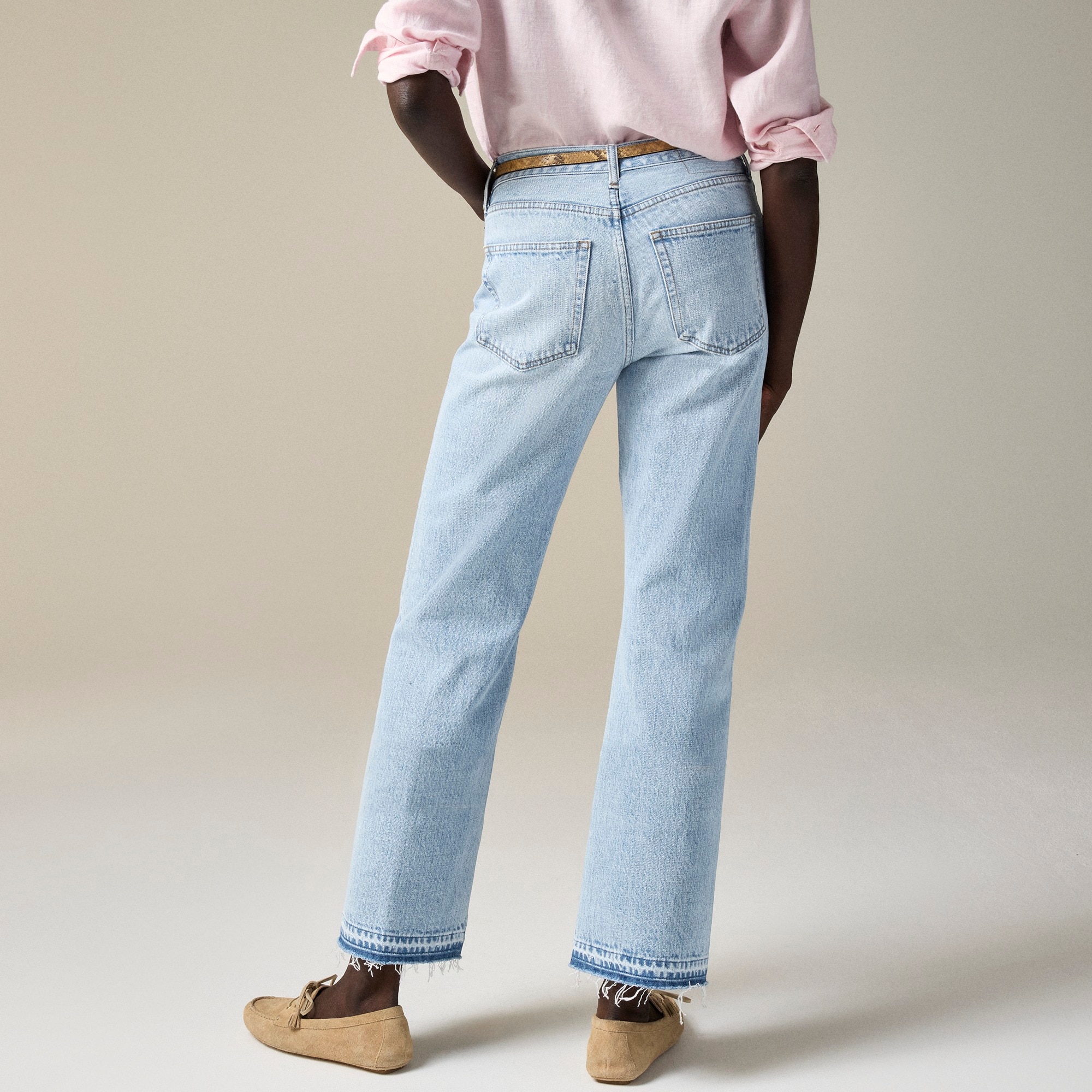 Mid-rise relaxed kickout jean