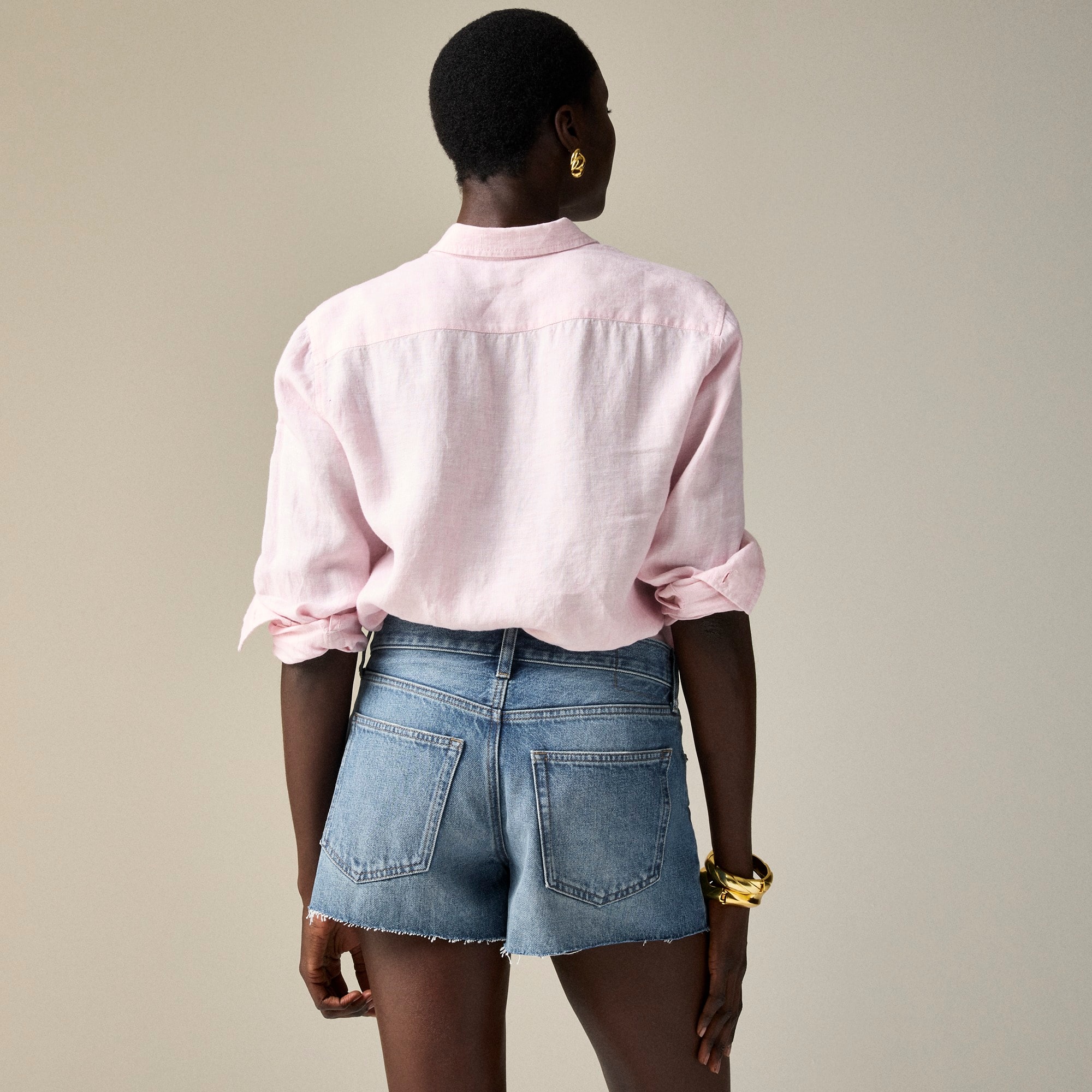 Low-rise frayed denim short