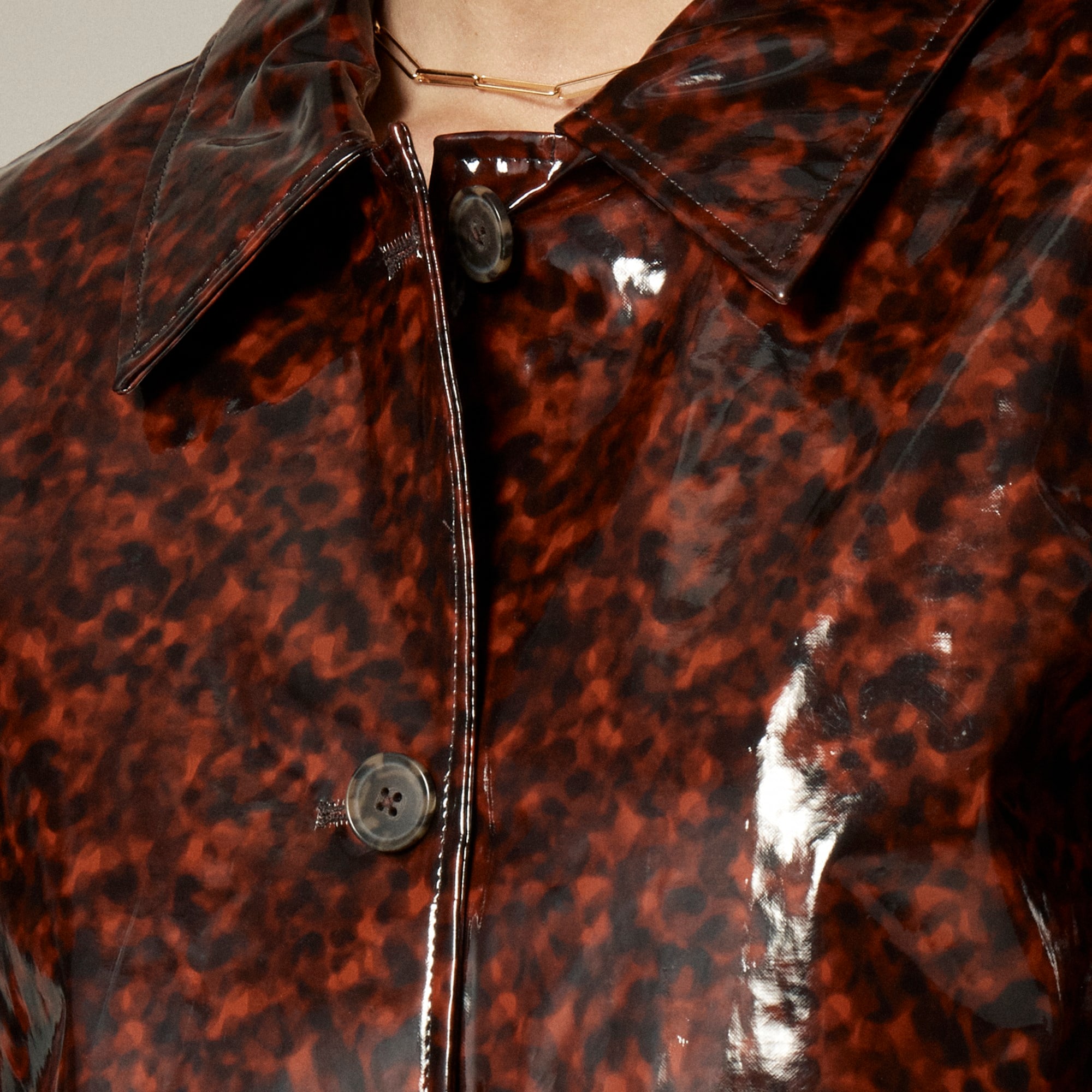 Collection laminated coat in tortoise print