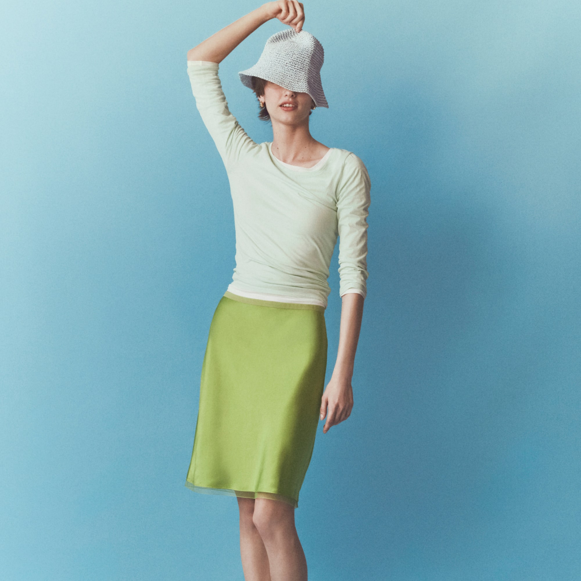  Gwen knee-length slip skirt in viscose charmeuse