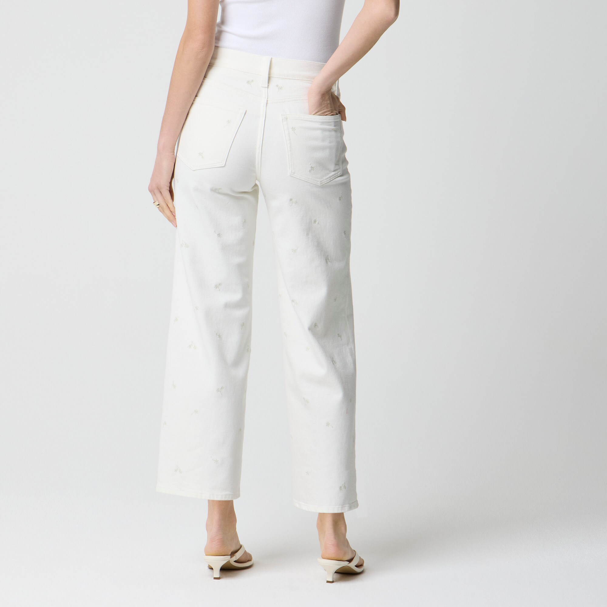 Wide-leg embroidered cropped jean