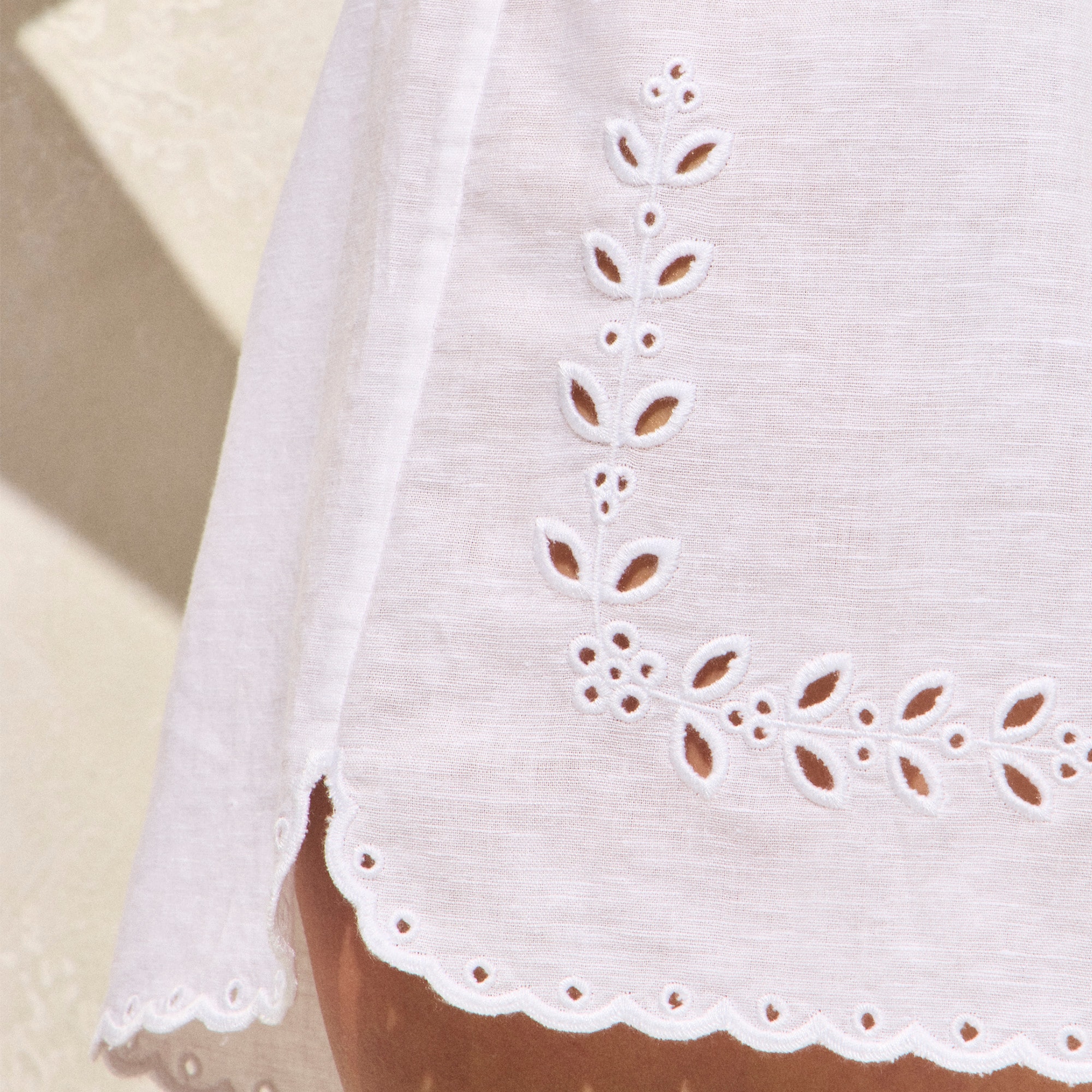 Eyelet short in linen-cotton blend