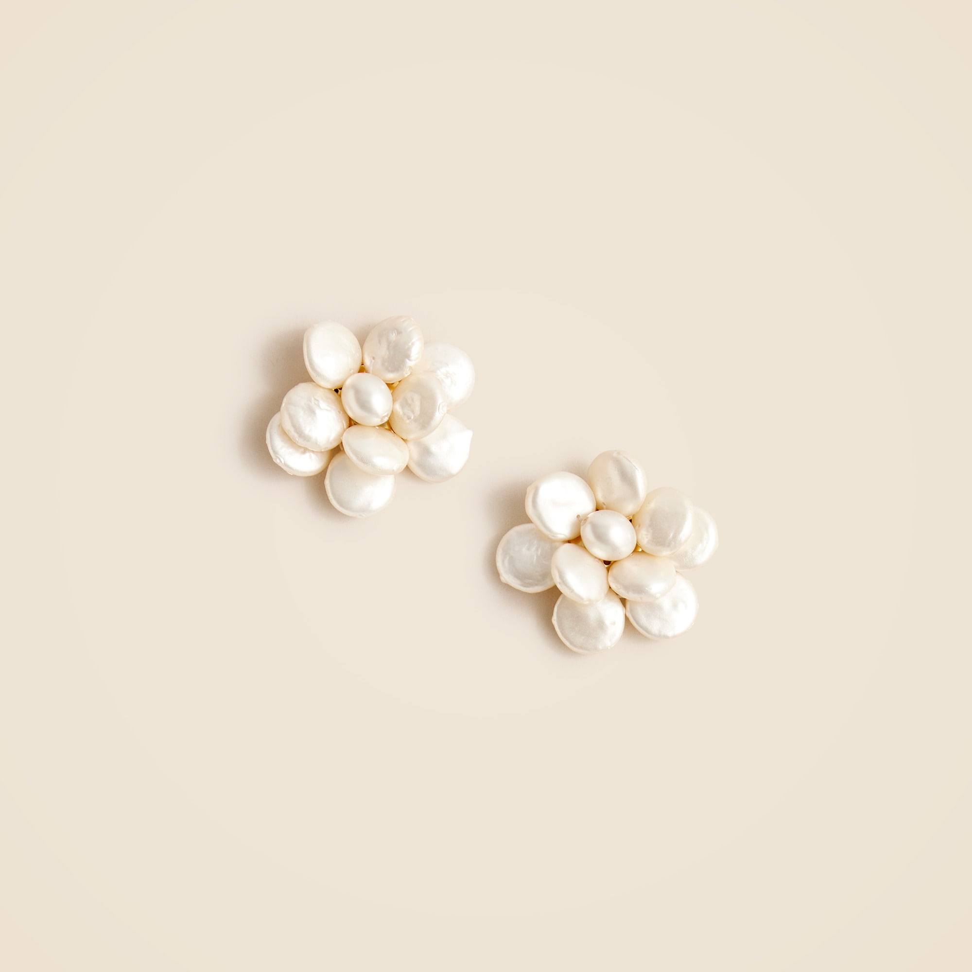 Flower pearl stud earrings
