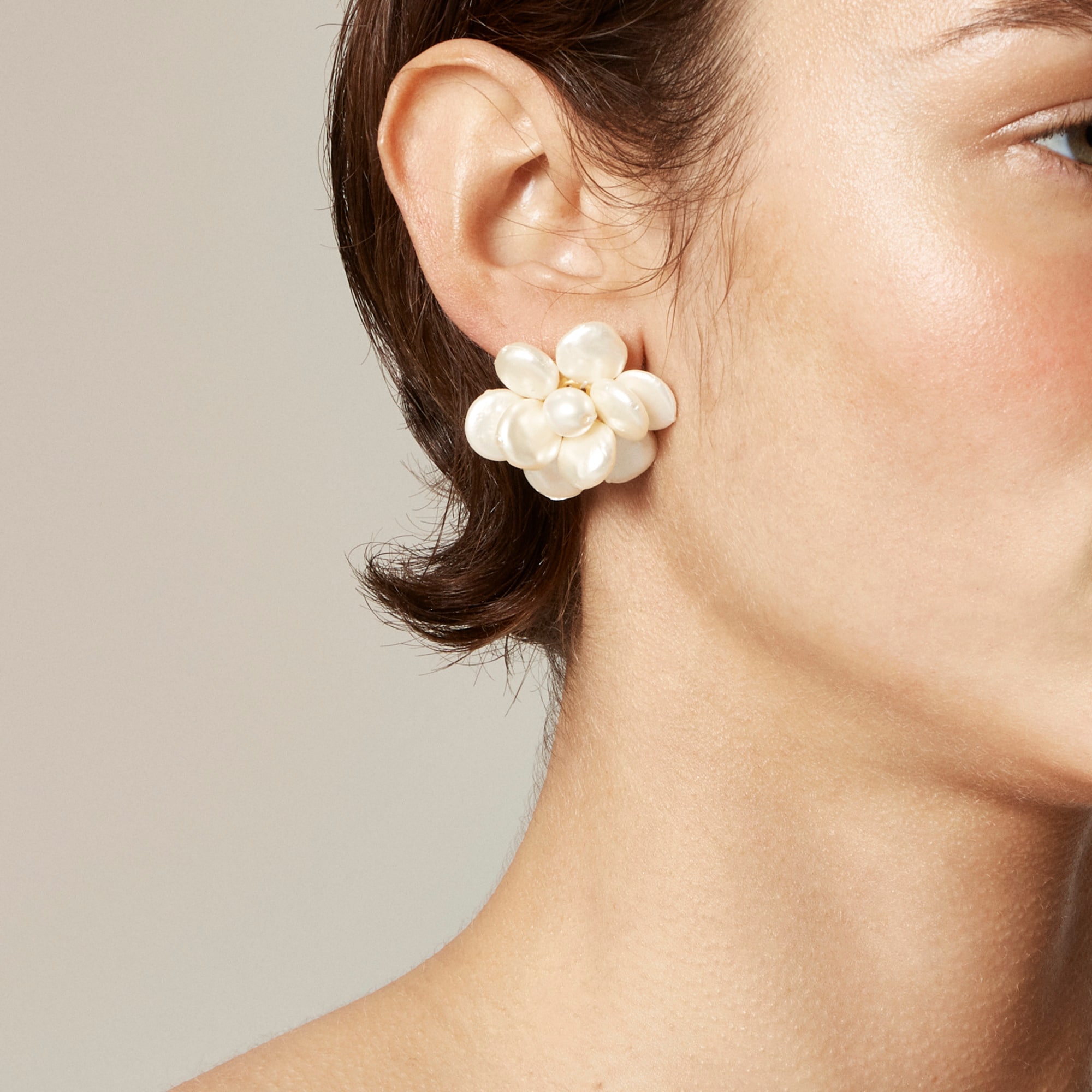 womens Flower pearl stud earrings