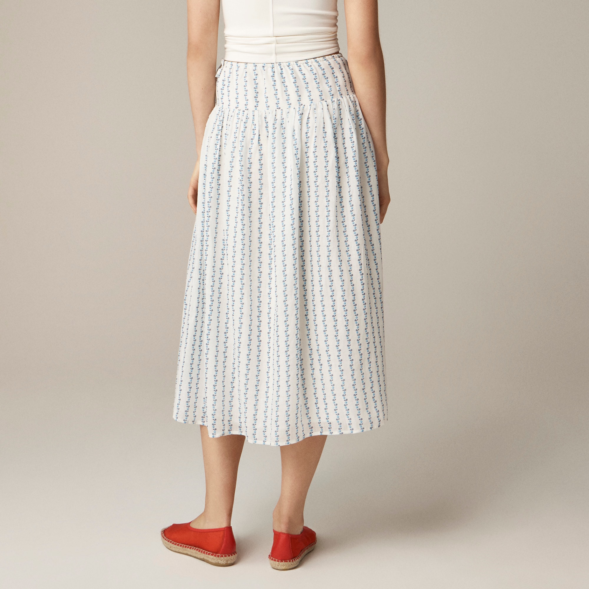 Side-tie skirt in blue daisy-print ramie