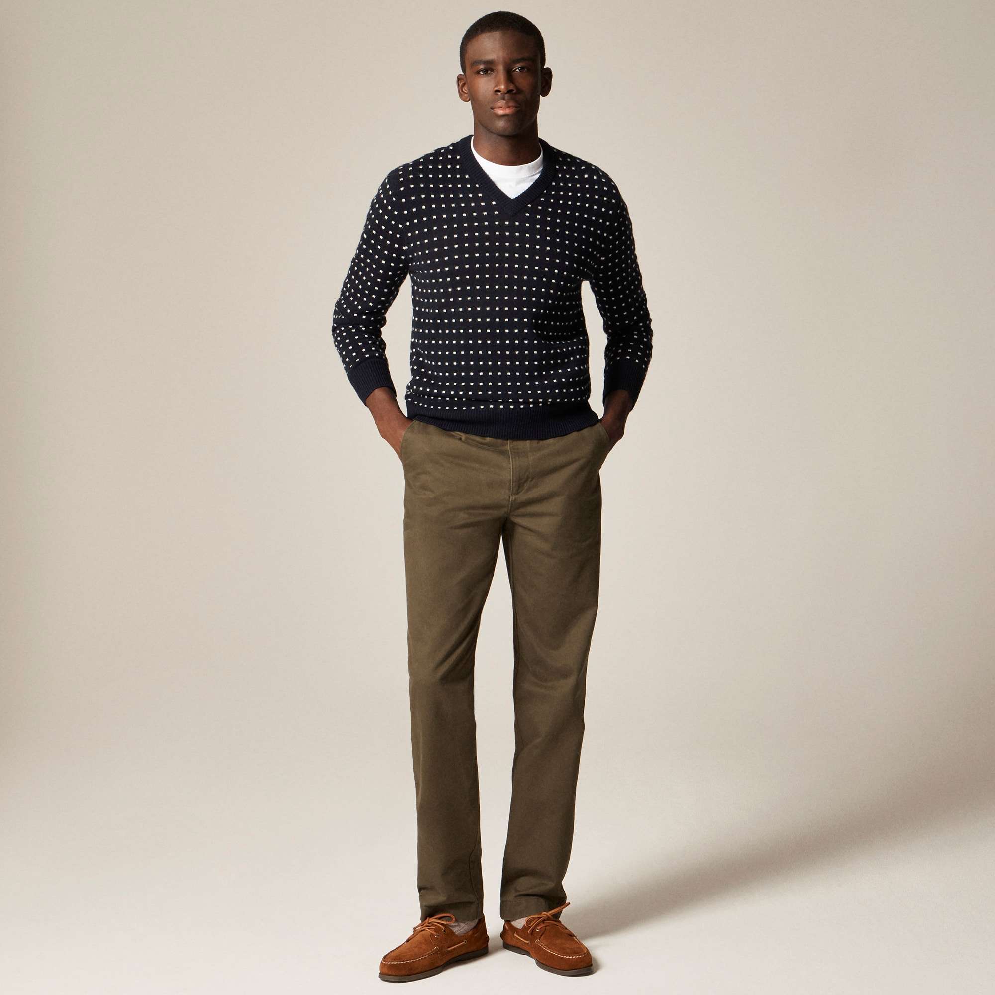 Relaxed midweight cashmere V-neck sweater in jacquard dot