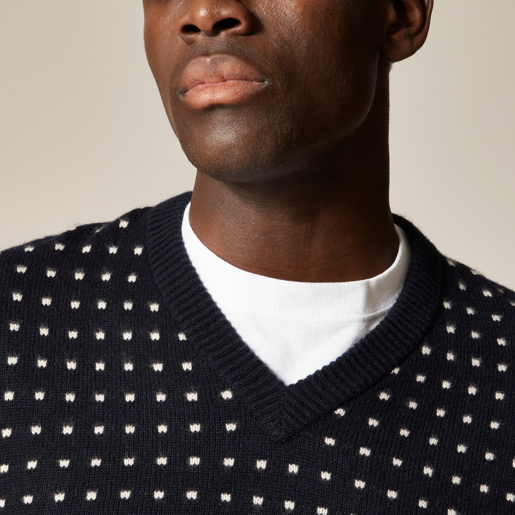 Relaxed midweight cashmere V-neck sweater in jacquard dot