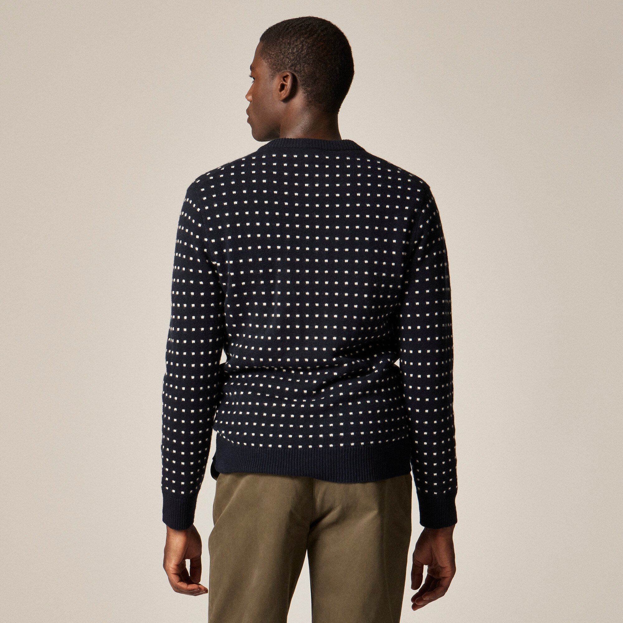 Relaxed midweight cashmere V-neck sweater in jacquard dot