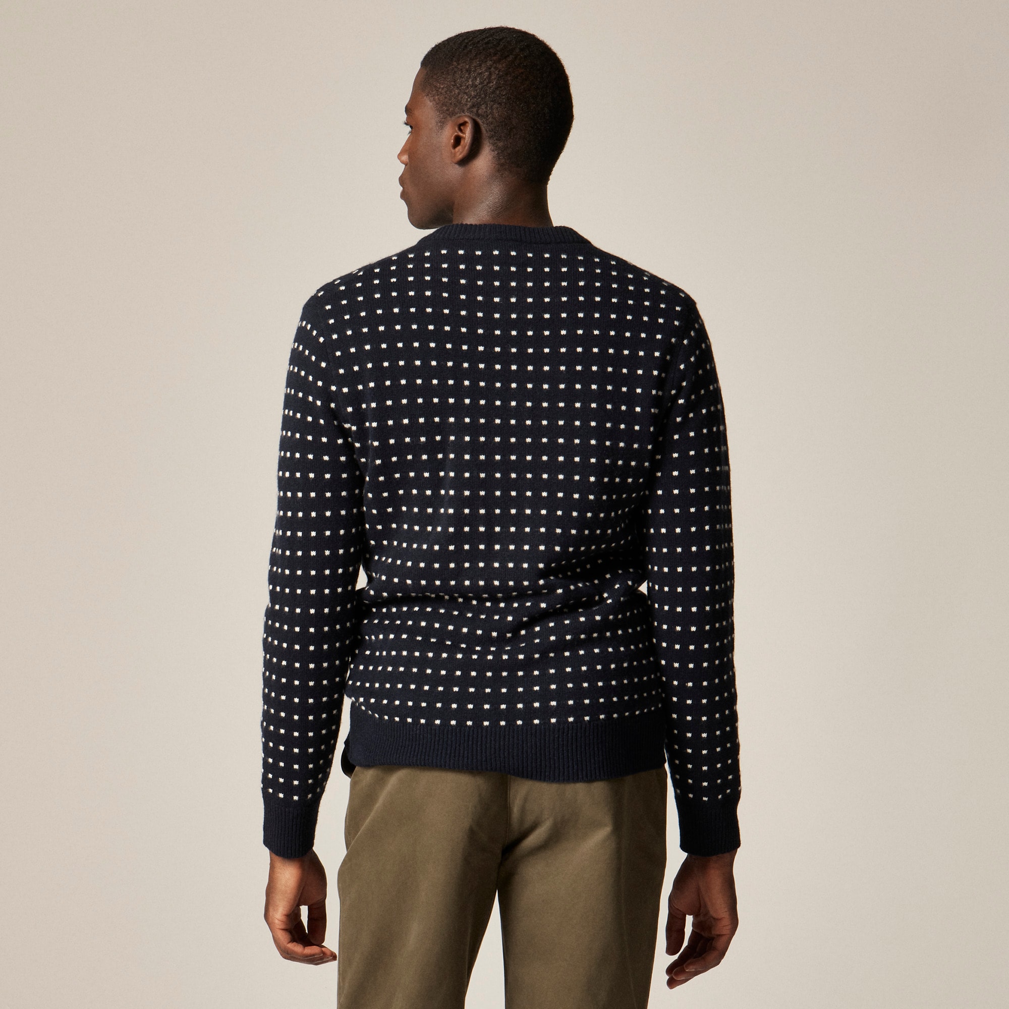 Relaxed midweight cashmere V-neck sweater in jacquard dot