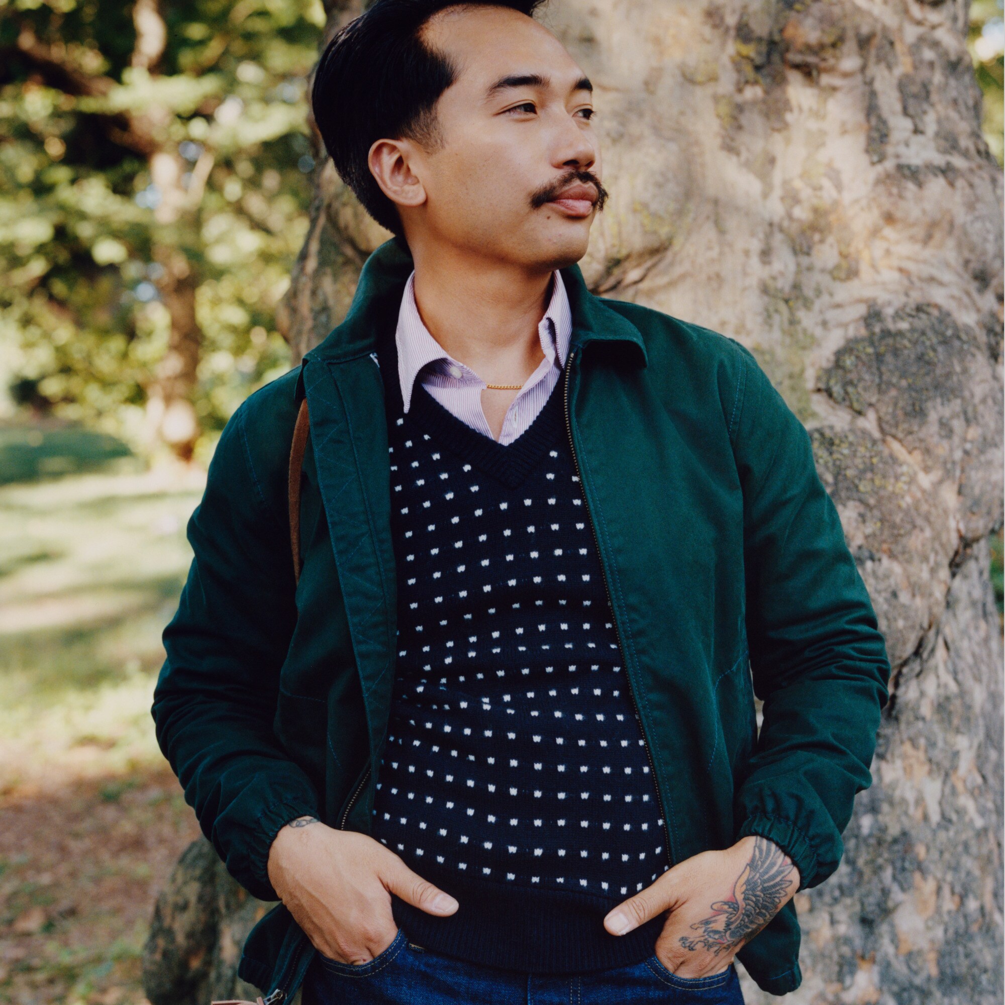 Relaxed midweight cashmere V-neck sweater in jacquard dot