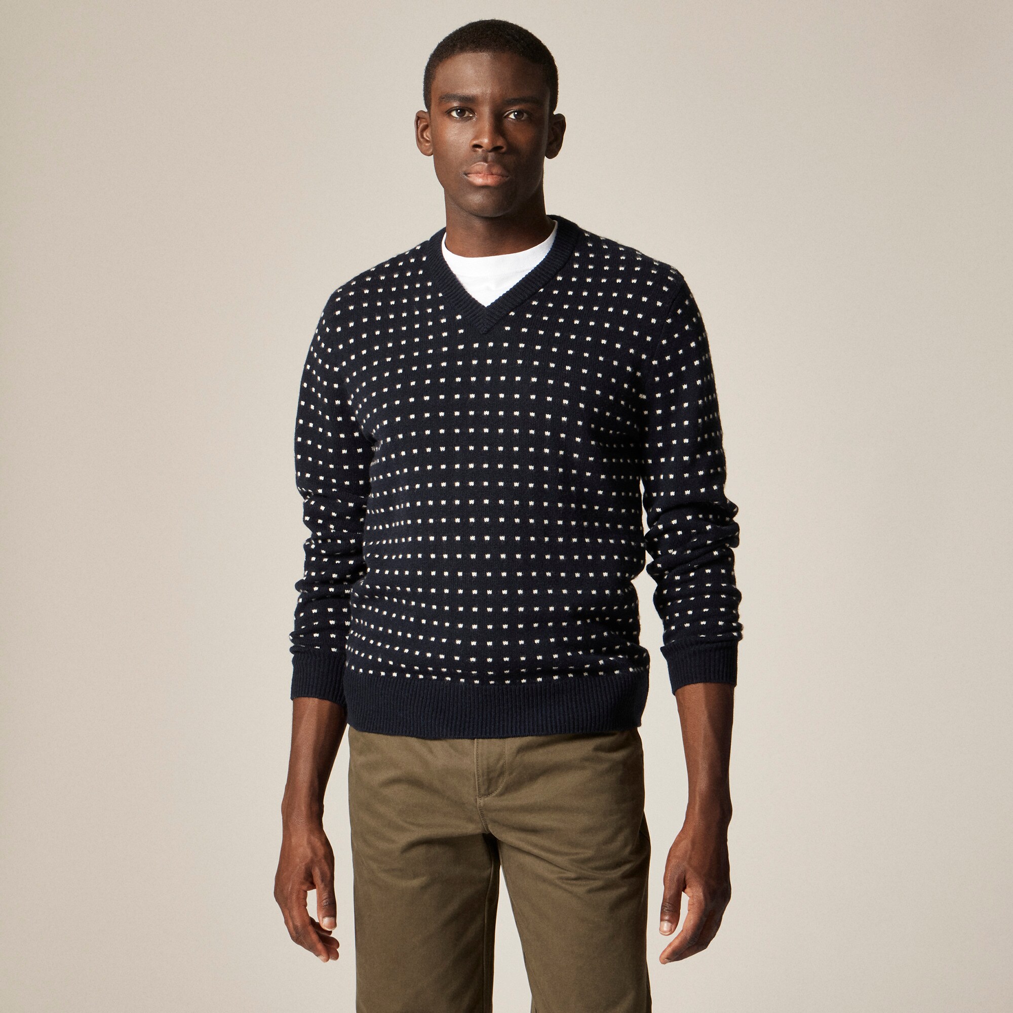 Relaxed midweight cashmere V-neck sweater in jacquard dot