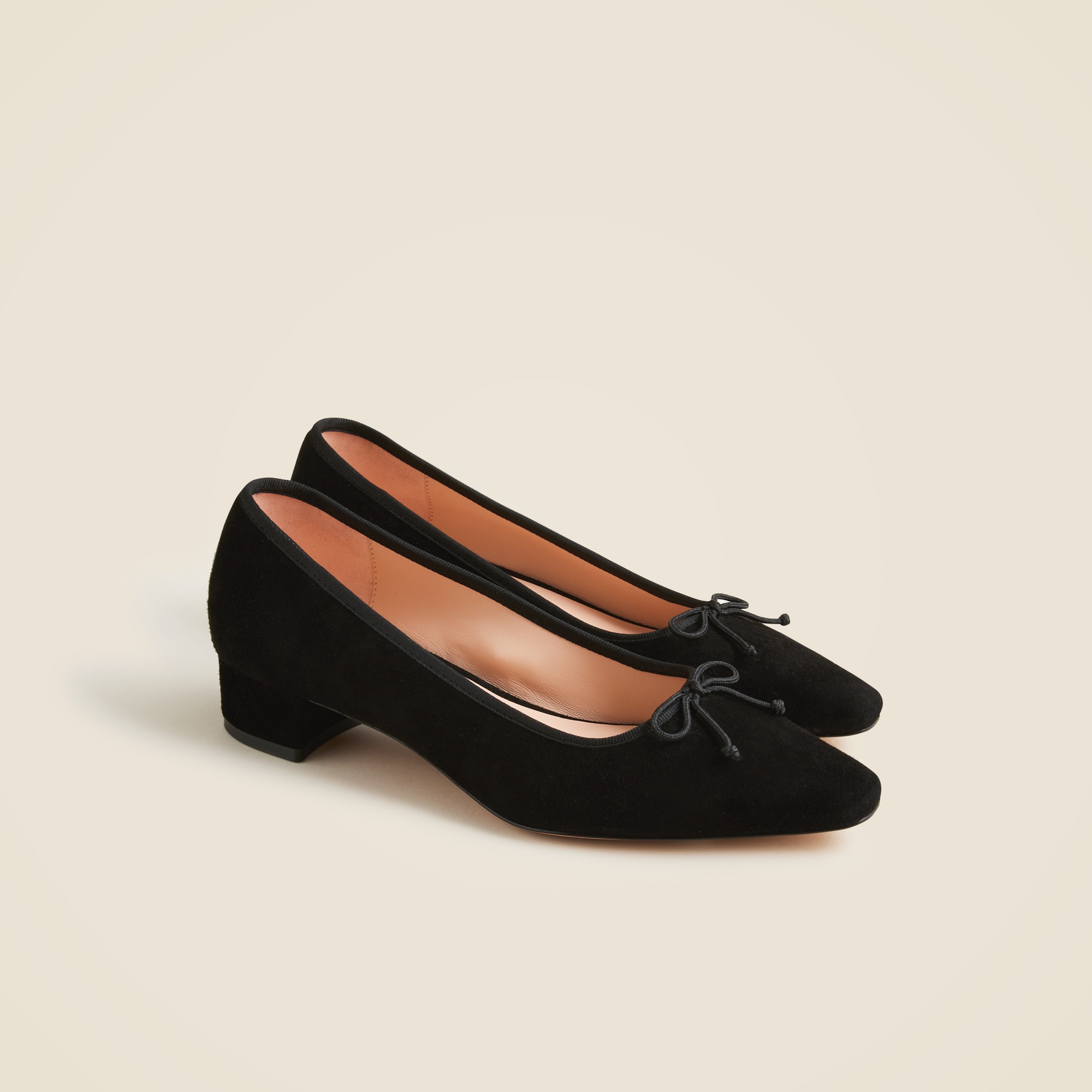 Pointed-toe pumps in suede