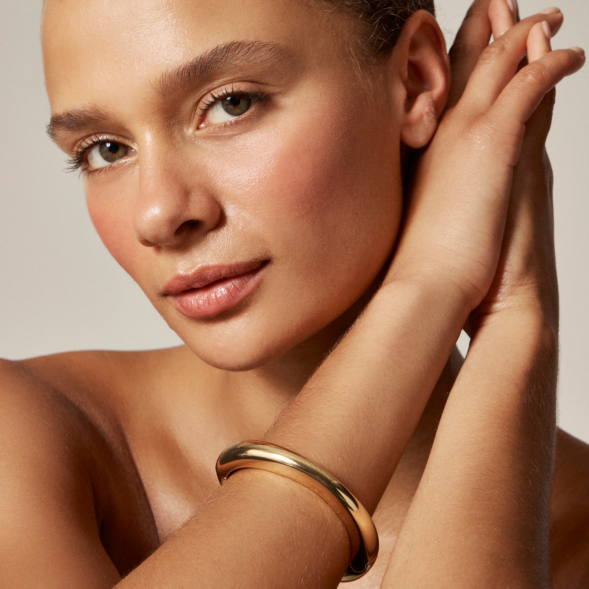  Metallic wave cuff bracelet