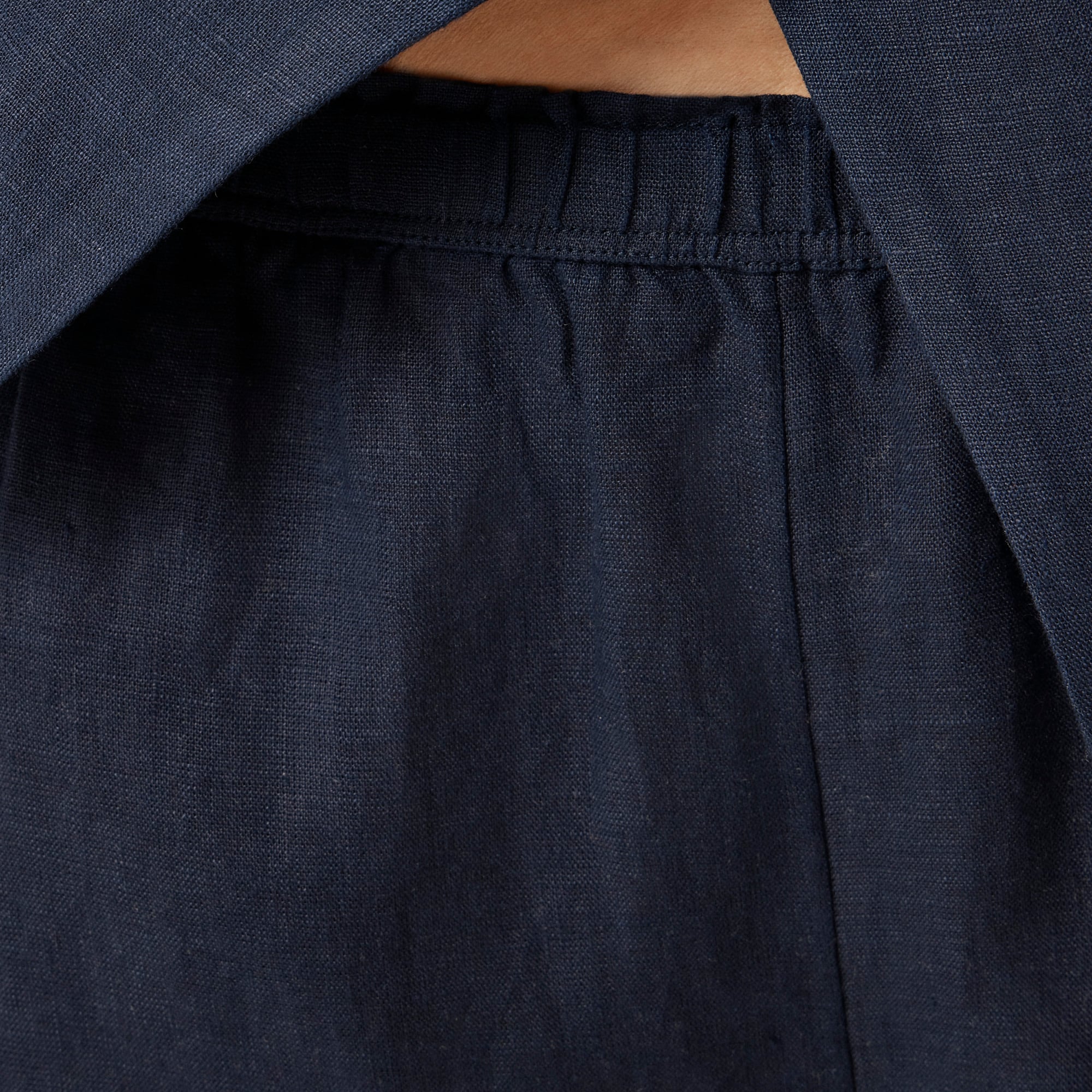 3" Stratus short in linen