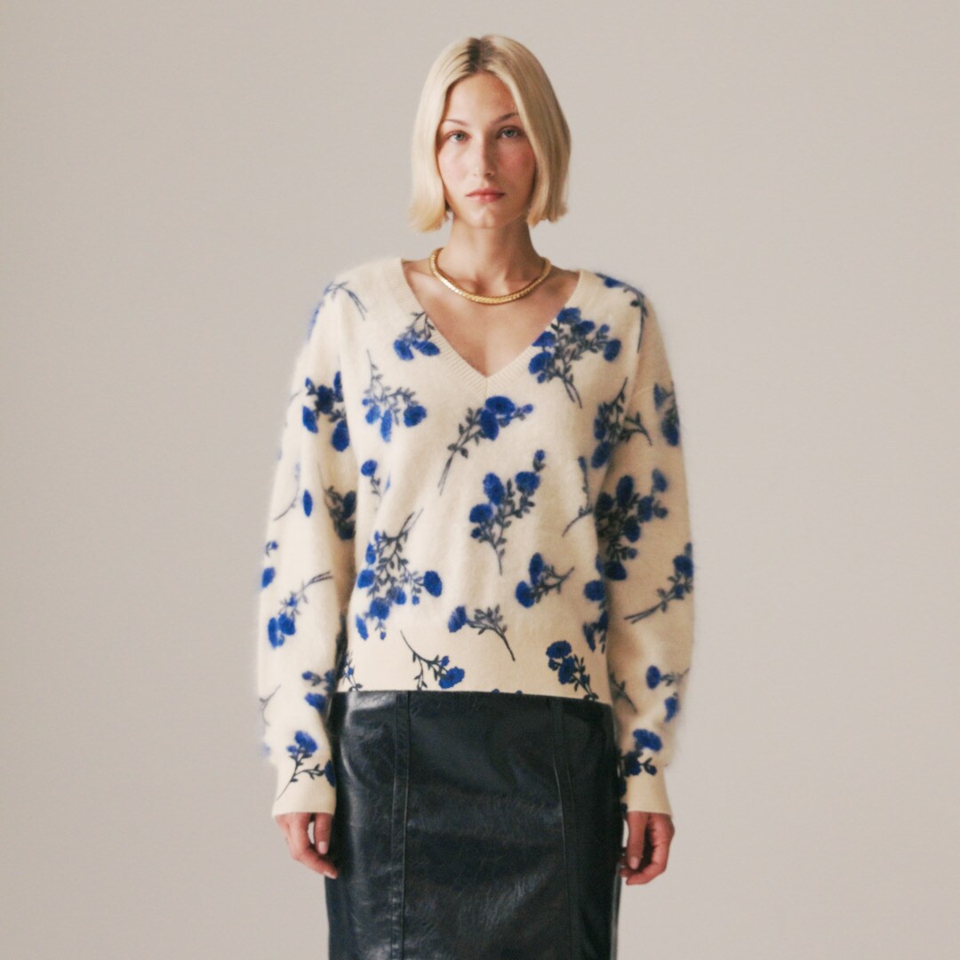 Brushed cashmere V-neck sweater in toile floral print