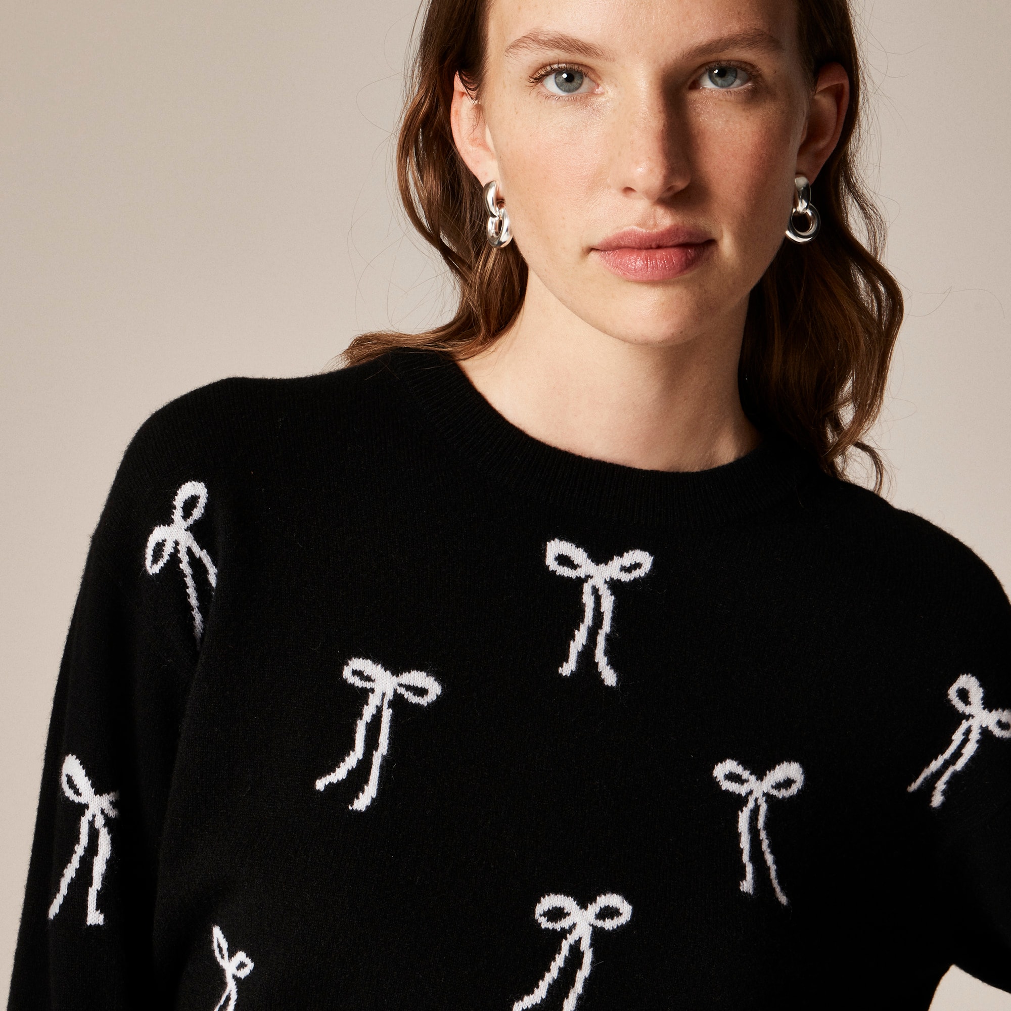 Perfect cashmere crewneck sweater in bow print