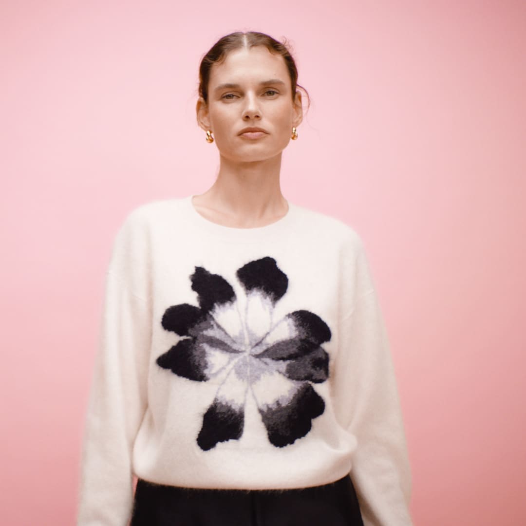 Brushed cashmere crewneck sweater with intarsia floral