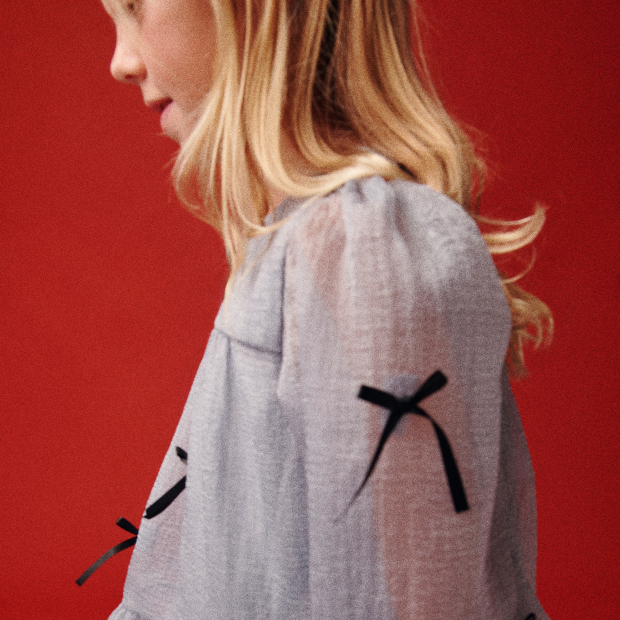 Girls' bow-embellished dress in crinkle organza