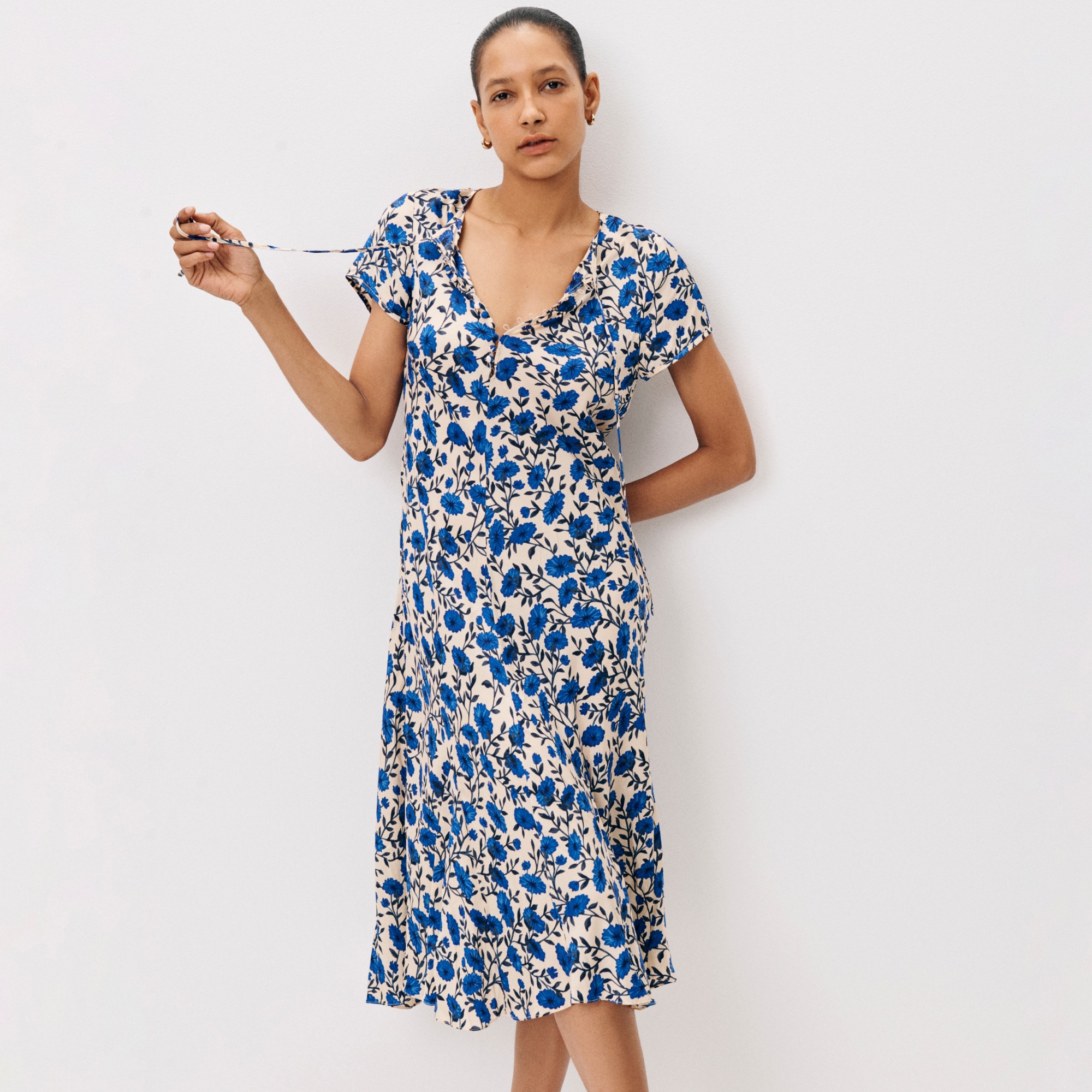 Short-sleeve slip dress in indigo daisy print